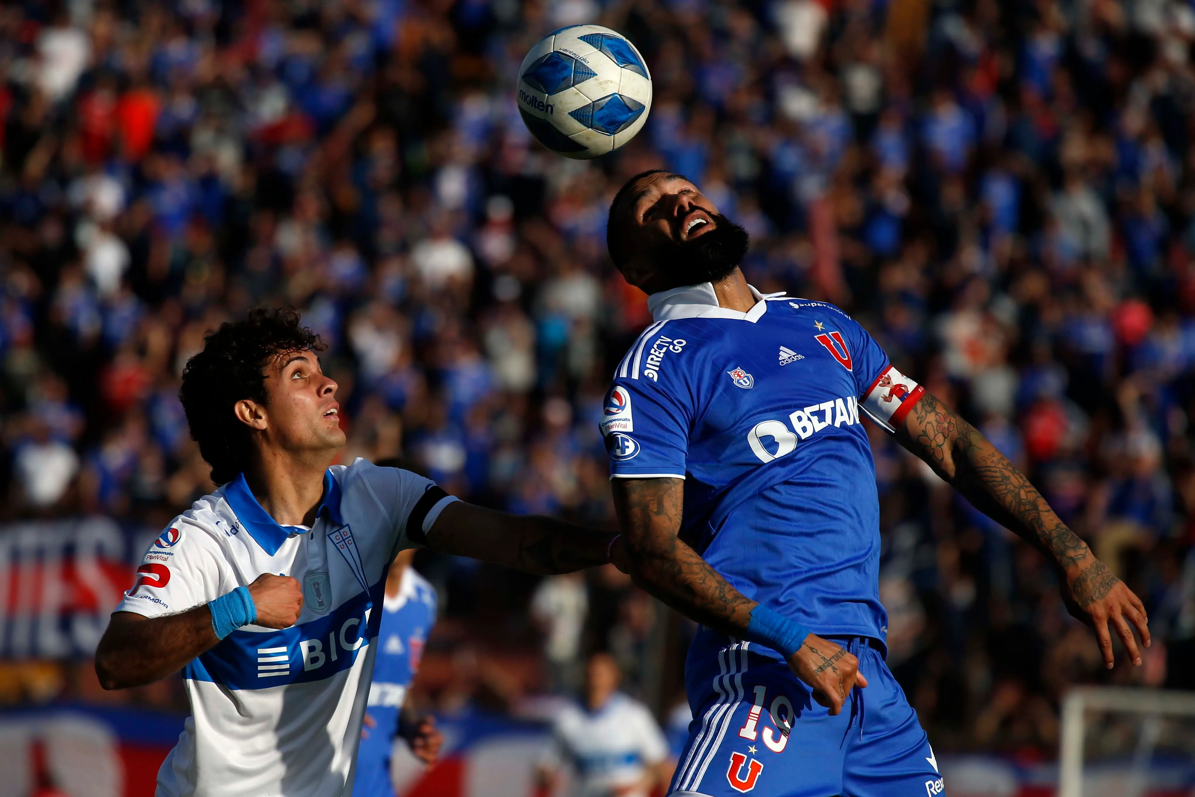 Ronnie Fernández fue capitán azul en un Clásico Universitario de la temporada 2022. (Andrés Piña/Photosport).