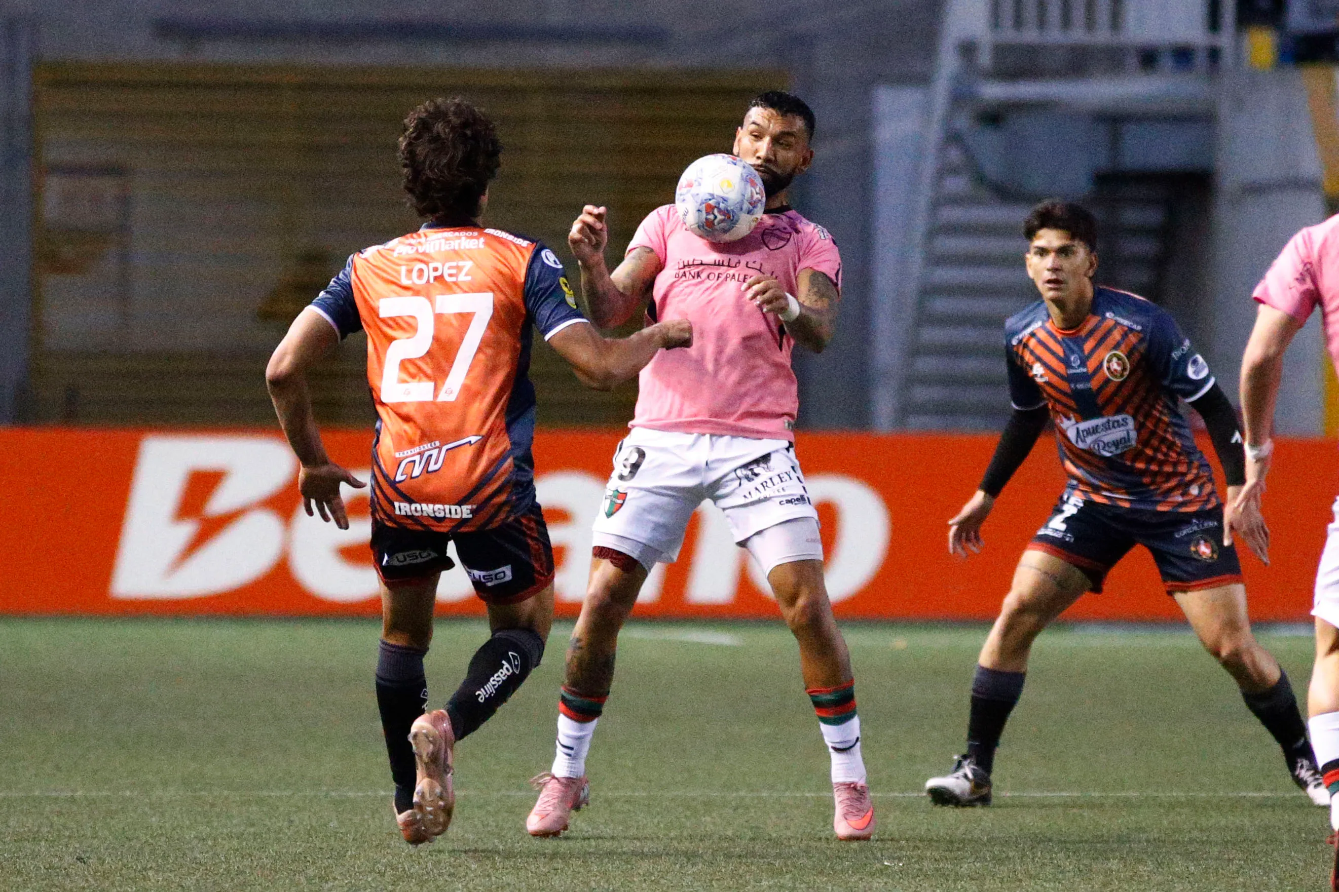 Ronnie Fernández en acción ante Deportes Limache. (Manuel Lema/Photosport).