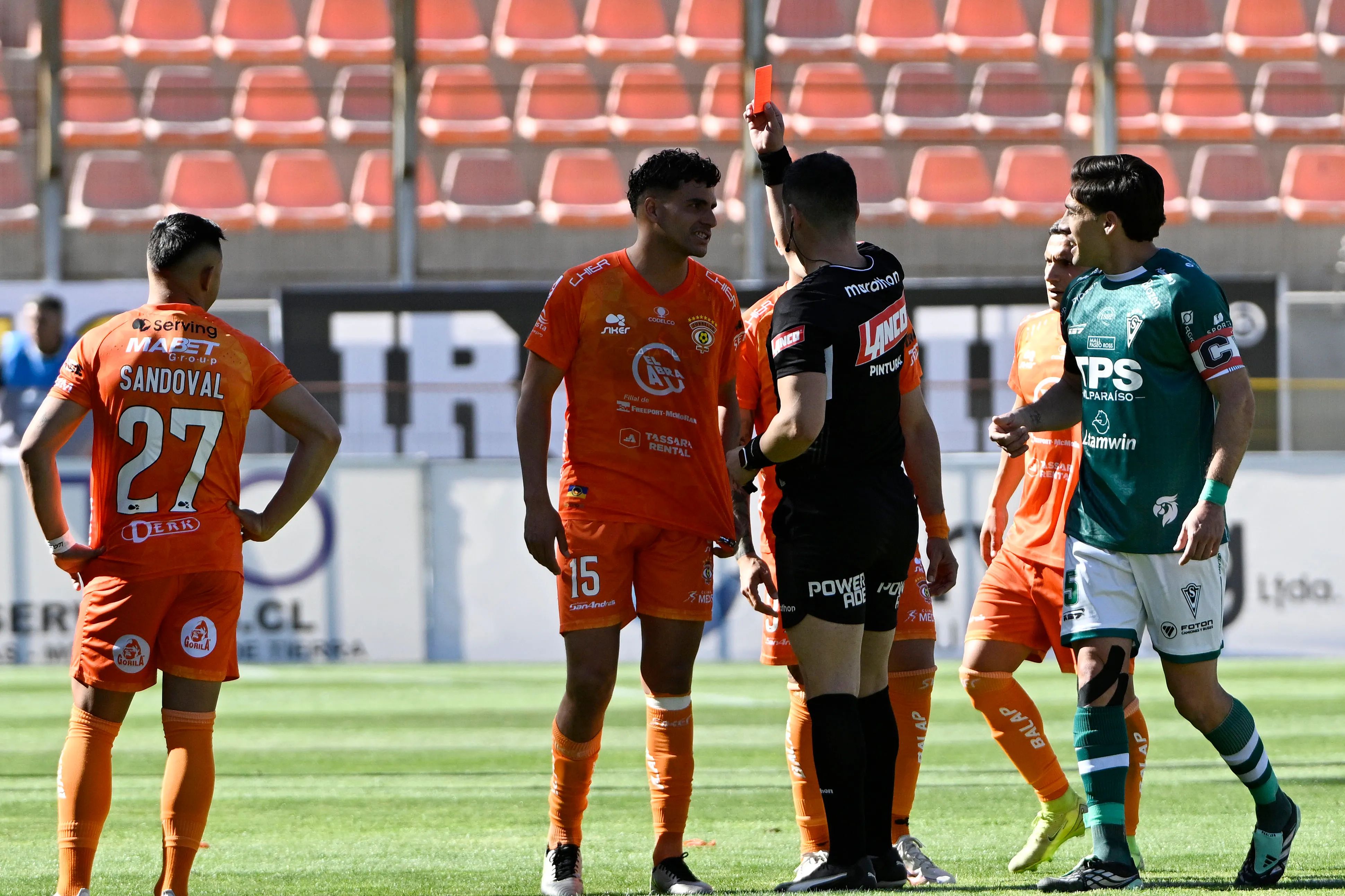 Diego García fue expulsado en el partido que Cobreloa le ganó a Santiago Wanderers y se perdió el juego ante Deportes Temuco en el Germán Becker. (Pedro Tapia/Photosport).