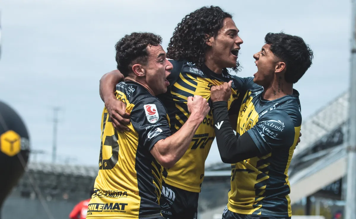 San Luis de Chupete Suazo líder de la Primera B tras vencer a Puerto Montt San Luis de Chupete Suazo líder de la Primera B tras vencer a Puerto Montt