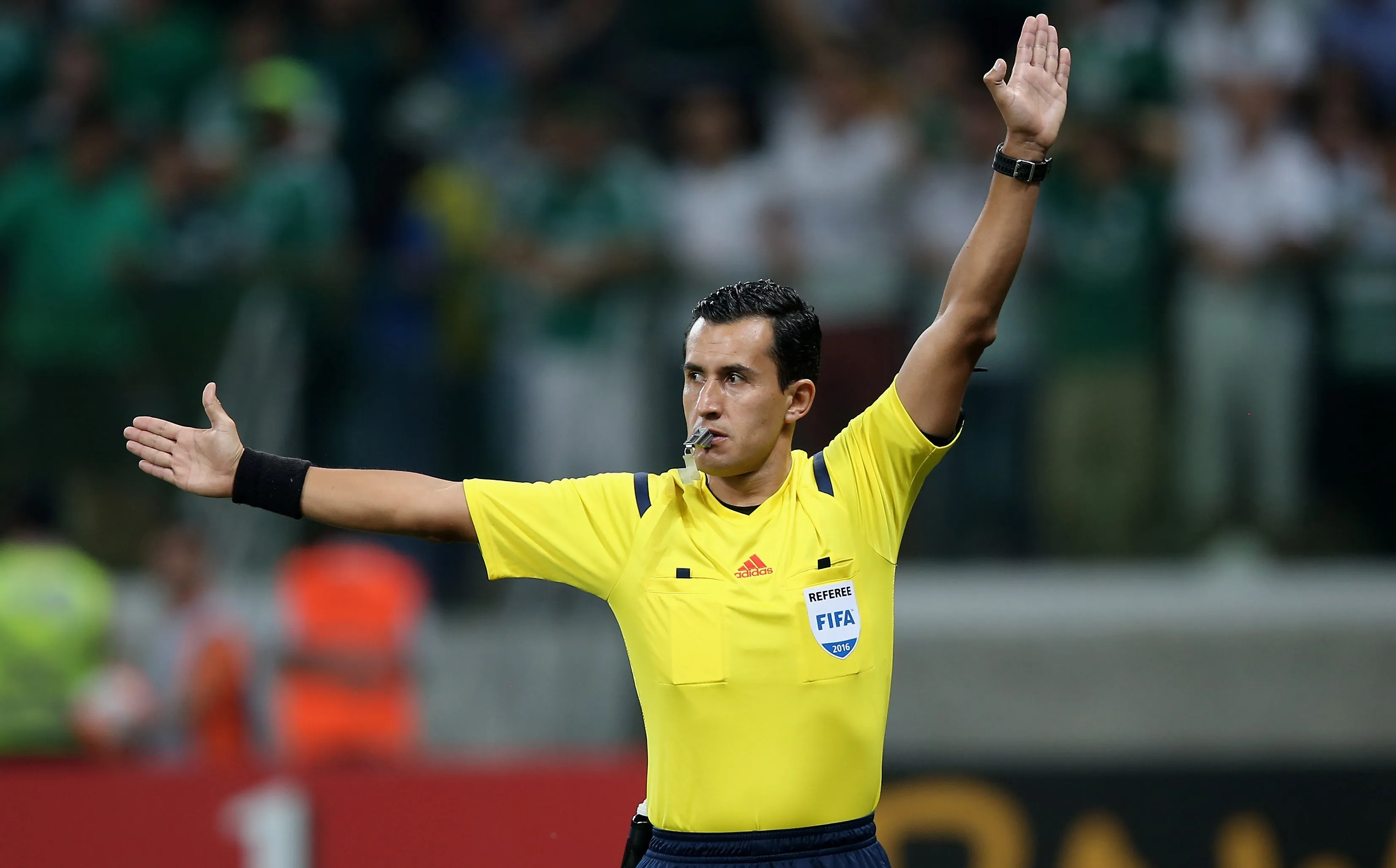 En 2016, Enrique Osses le puso fin a su trayectoria como árbitro. (Friedemann Vogel/Getty Images).