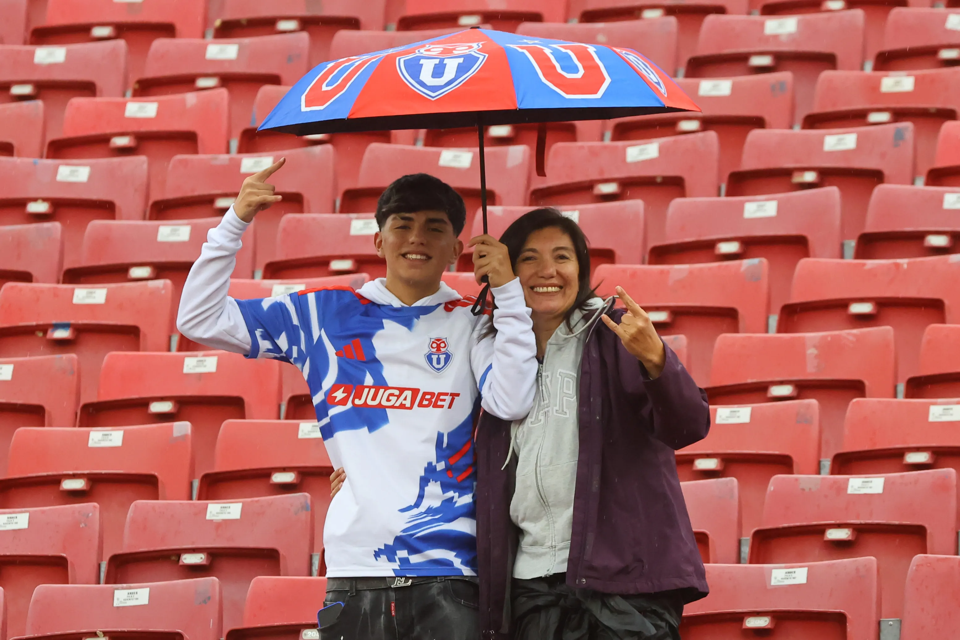 Los hinchas de la U tienen que ir con paraguas. FOTO: Jonnathan Oyarzun/Photosport