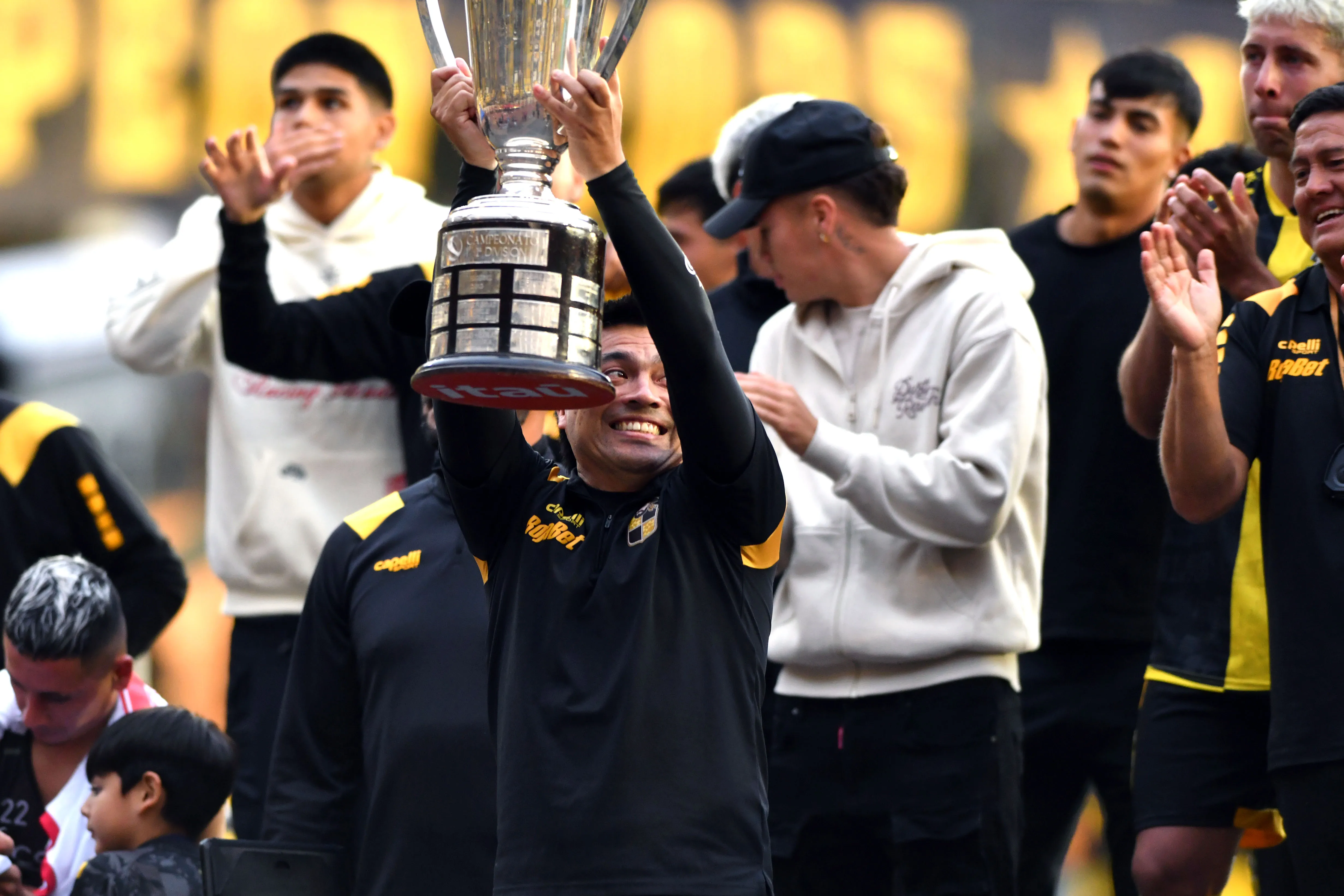 El Chino González festeja el histórico titulo de los aurinegros en la Liga de Primera 2025. (Alejandro Pizarro Ubilla/Photosport).