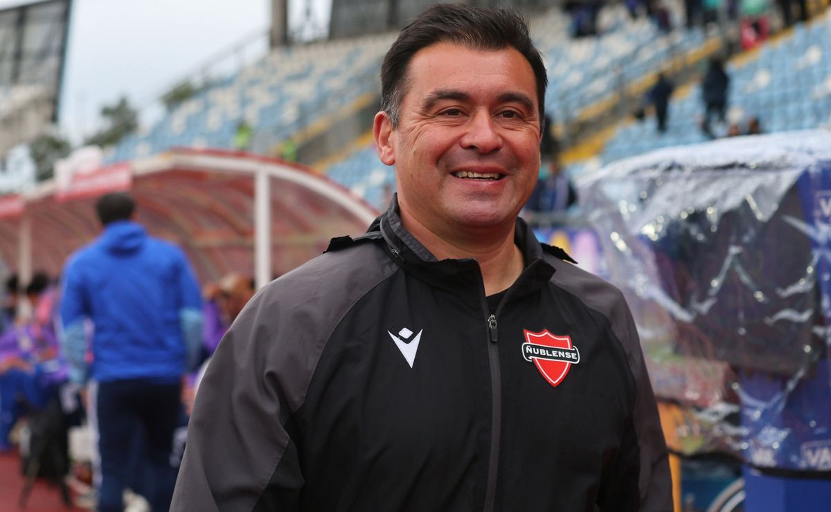 Juan José Ribera se va de la banca de Ñublense tras goleada de la U: “Un desastre”
