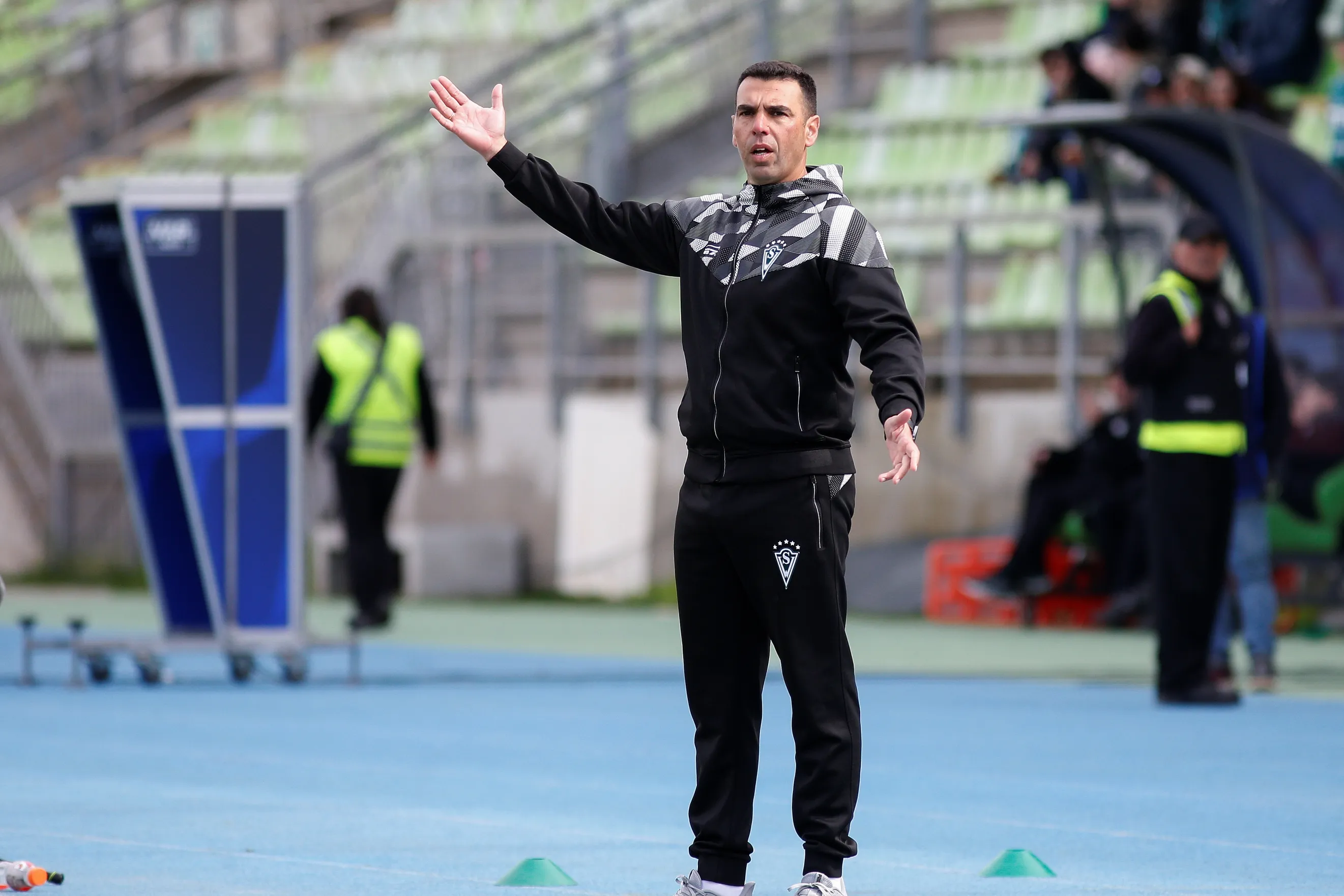 Francisco Palladino ha dirigido 33 partidos en esta segundo etapa con Wanderers, en lo que registra 13 triunfos, ocho empates y 12 derrotas. | Foto: Photosport.