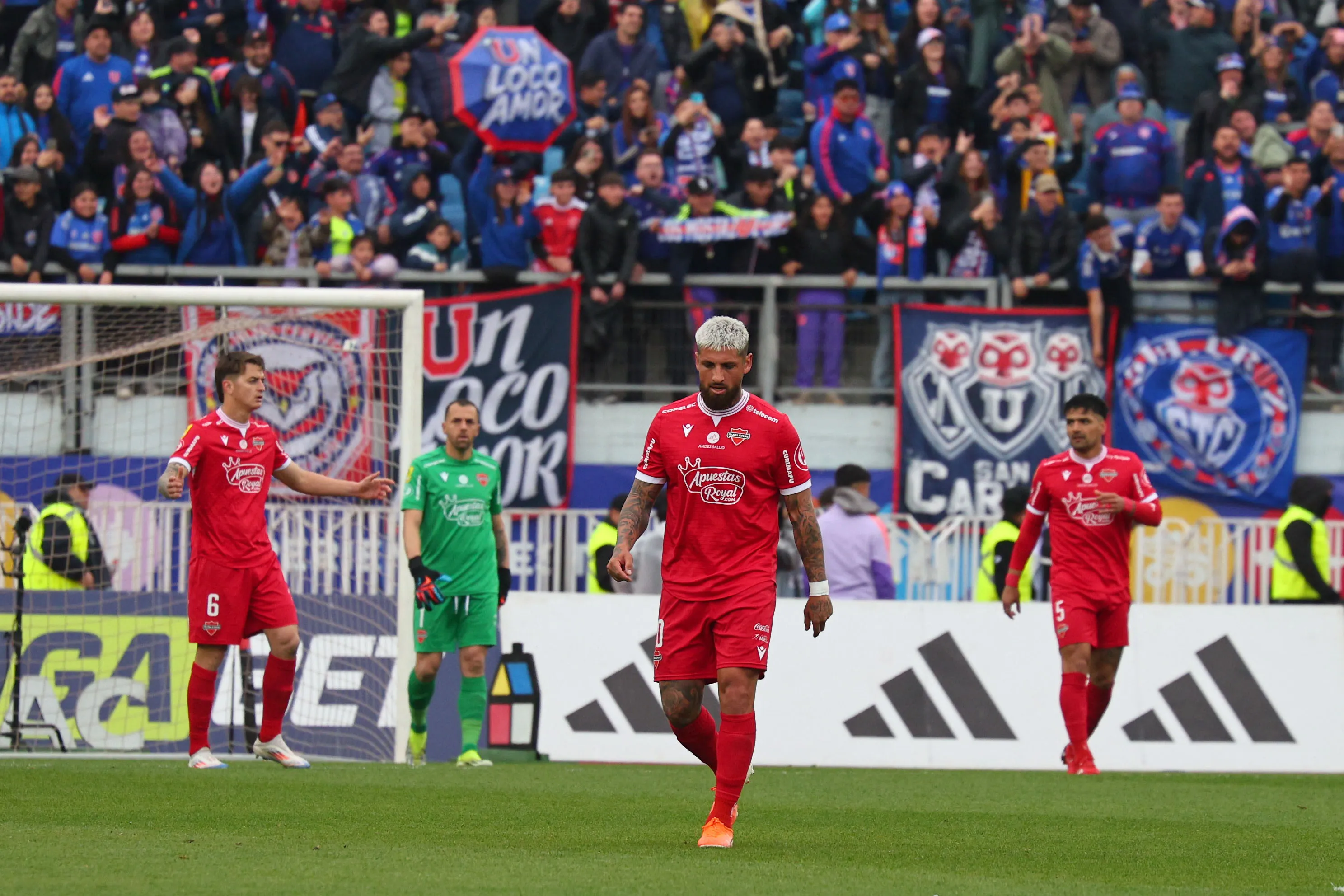 A Ñublense no le salió nada: Jeraldino, Felipe Campos y Pablo Calderón, quien fue expulsado, lamentan uno de los goles. (Jorge Loyola/Photosport).
