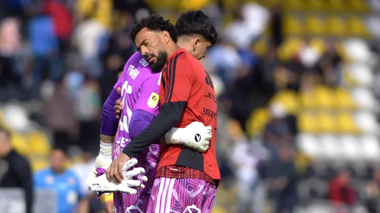 El abrazo de Vozinha y Gabriel Maureira en Coquimbo, donde el Cacique tuvo una pesadilla que terminó en goleada.