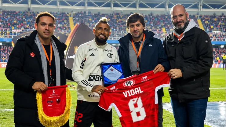 Sergio Gioino con Arturo Vidal cuando Flamengo visitó a Ñublense en la Copa Libertadores 2023.