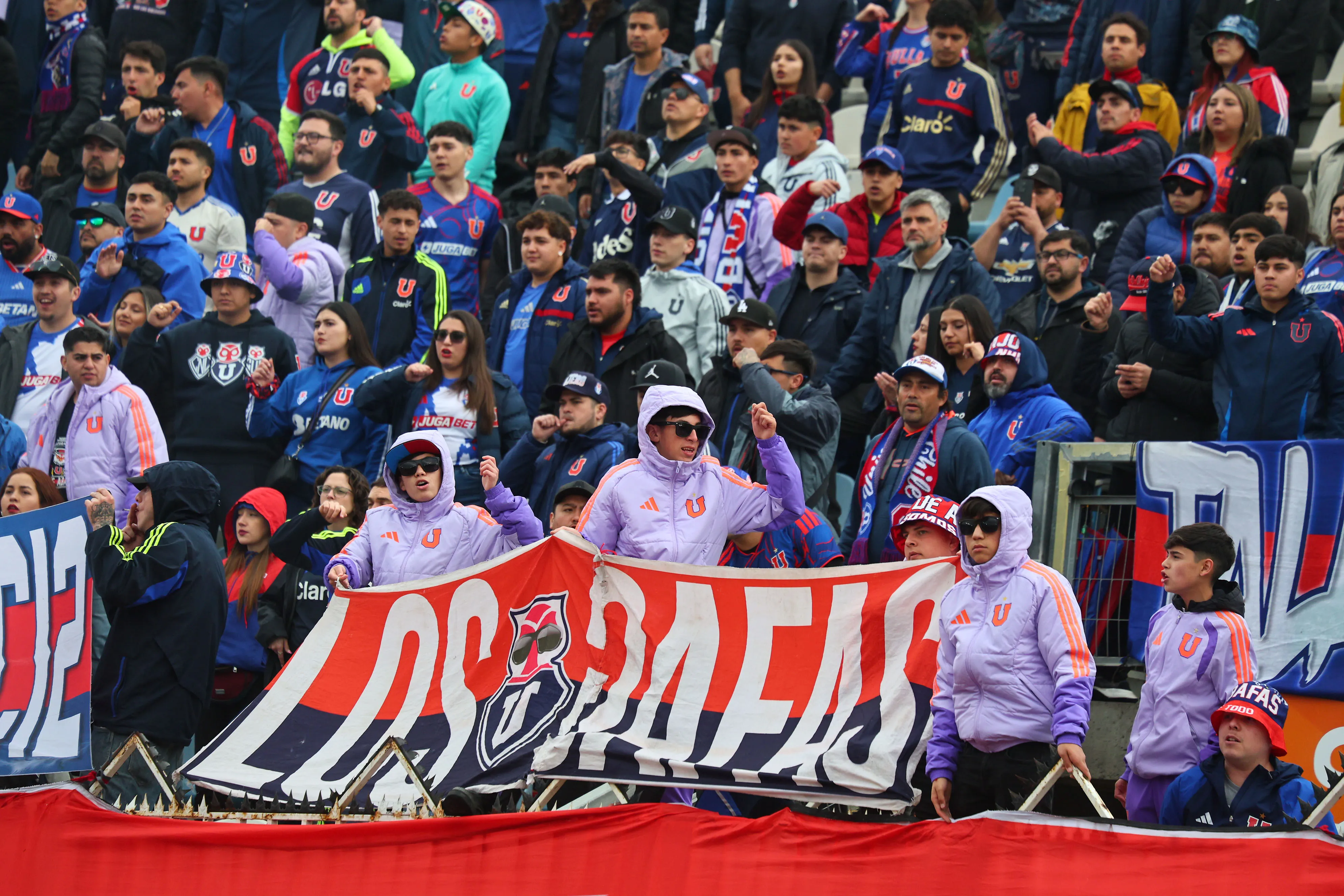 Los hinchas de la U tuvieron buen comportamiento en Rancagua. Foto: Jorge Loyola/Photosport