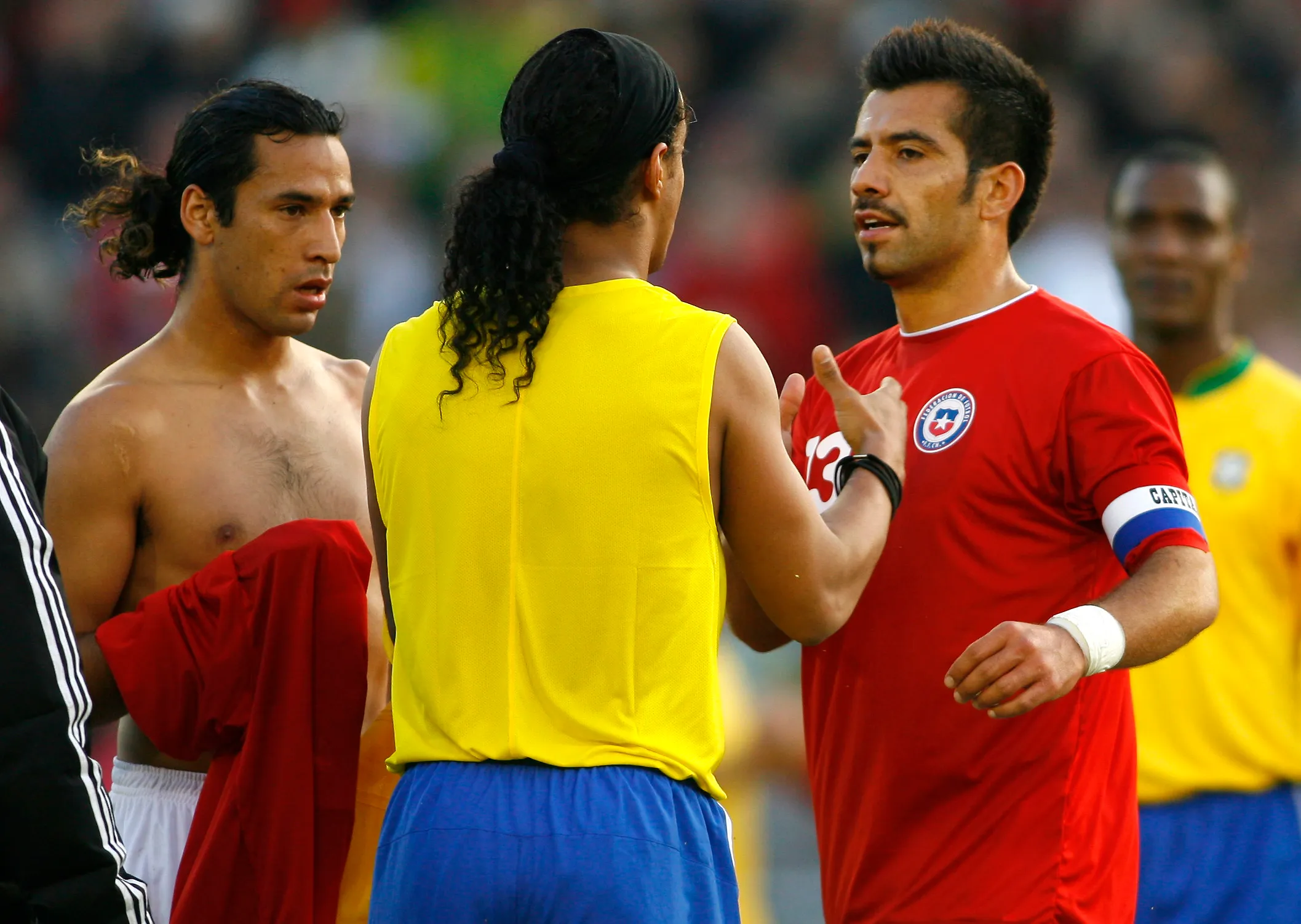Luis Pedro Figueroa y Jorge Vargas en aquel instante con Ronaldinho, quien le dejó su casaquilla a LuPe. (Andrés Piña | Photosport).