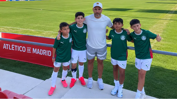 Luis Pedro Figueroa tiene a varios niños en la academia oficial de Palmeiras en Machalí. Y pronto tendrá dos escuelas más.