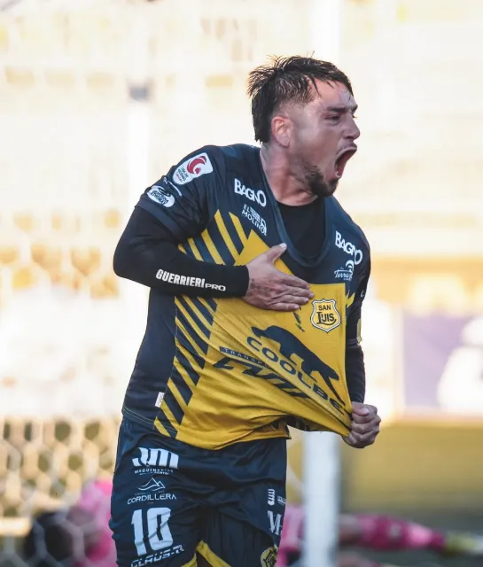 Sebastián Parada festeja uno de los goles que convirtió este 2026. (Foto: Jordan Moraga | San Luis de Quillota).
