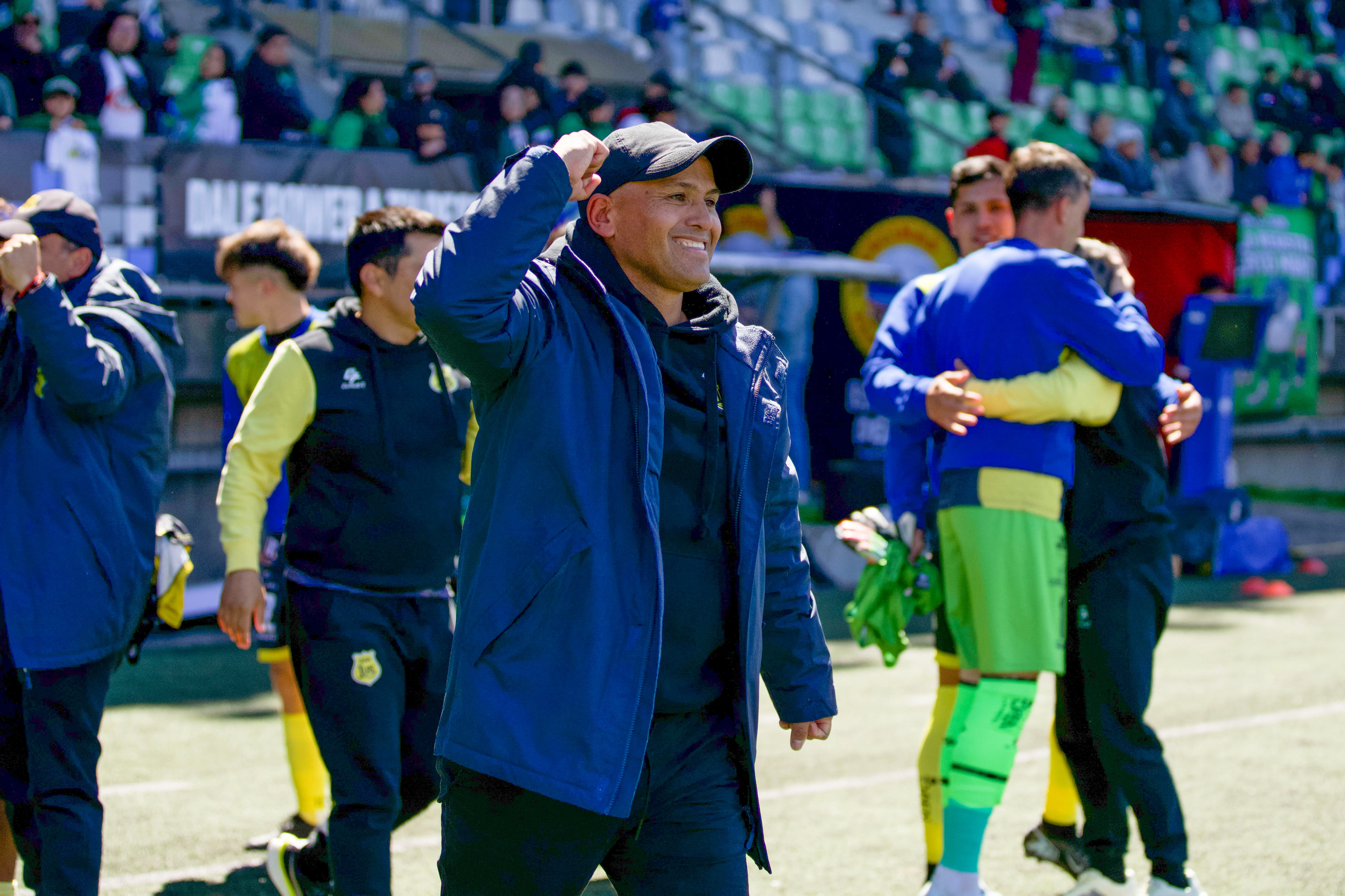 Humberto Suazo festeja el triunfo de los Canarios ante Deportes Puerto Montt en el hermoso estadio Chinquihue. (Diego Altamirano/Photosport).