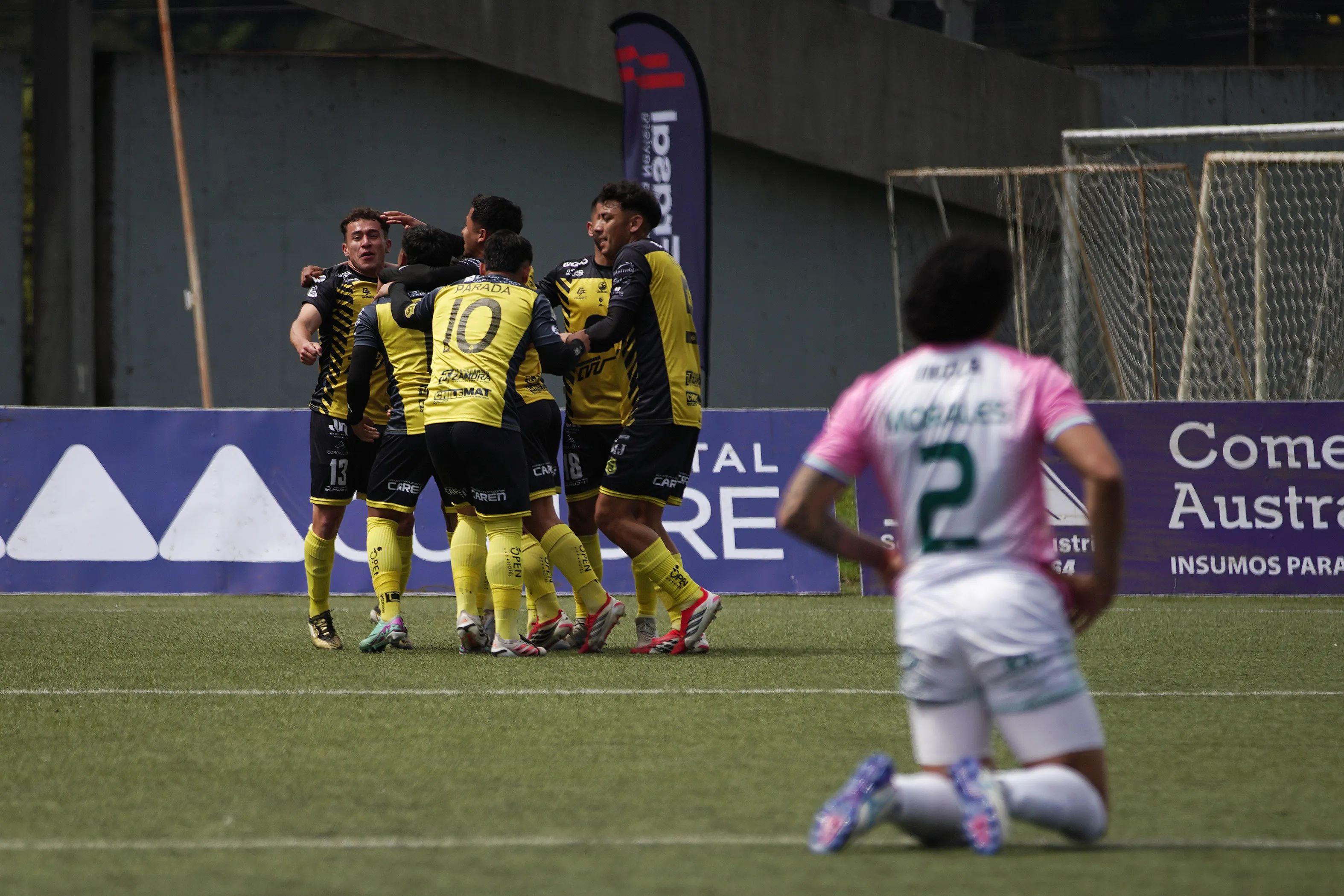 Sebastián Parada se suma al festejo sanluisino tras el gol de Fabián Pastenes ante Puerto Montt. (Diego Altamirano/Photosport).