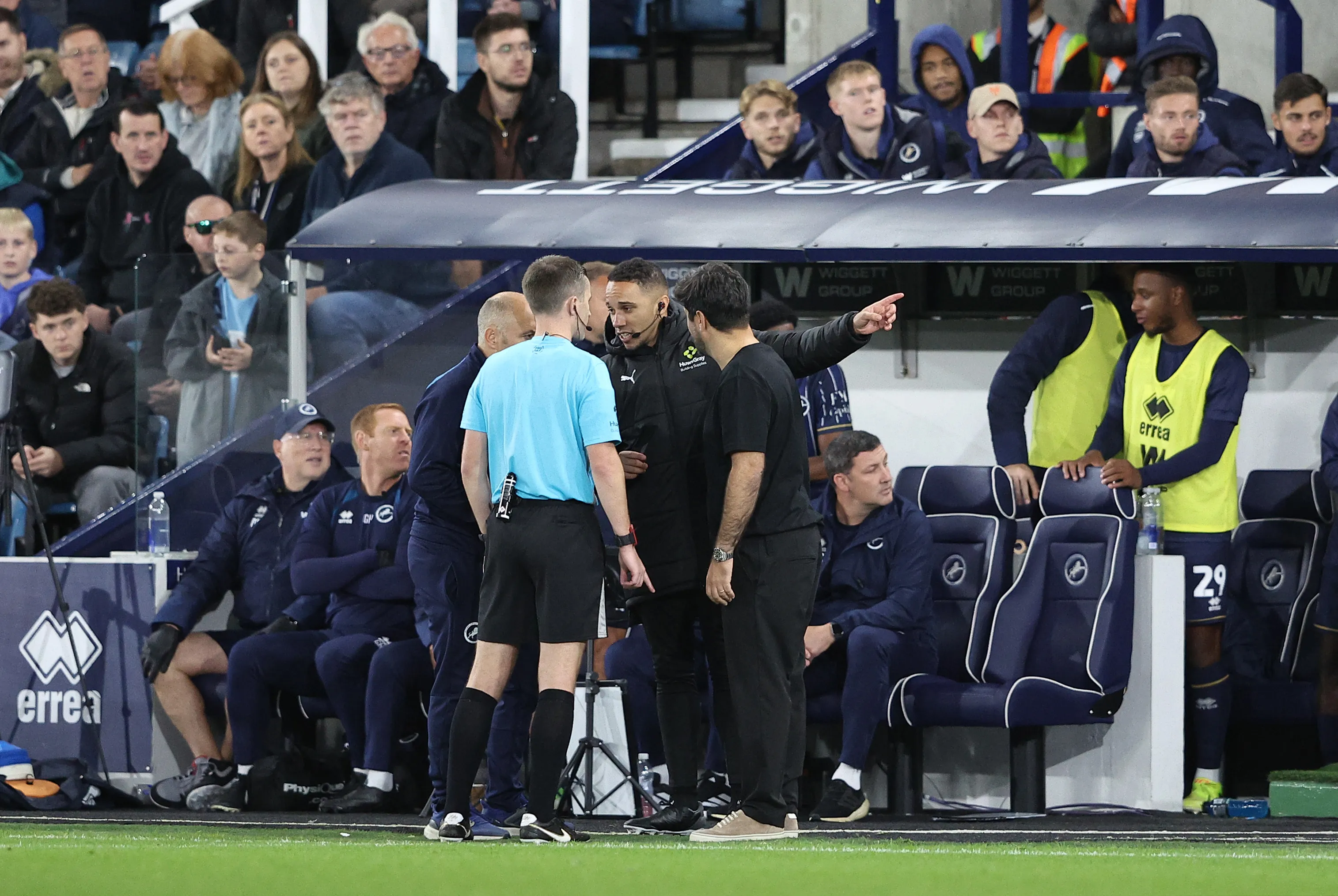 El cónclave de Duckworth, el cuarto juez y los entrenadores tras el episodio de racismo que acusó el Swansea City. (James Fearn/Getty Images).