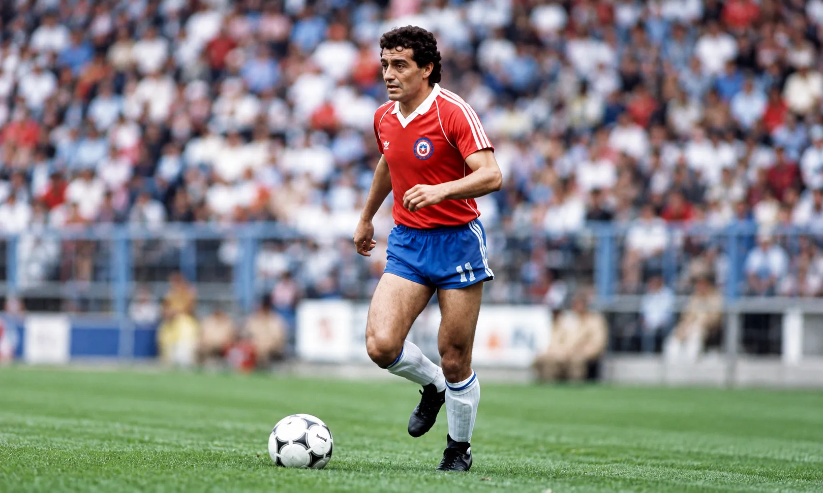 Gustavo Moscoso en acción por la selección chilena, donde jugó 21 partidos y anotó cuatro goles. (Foto: La Roja retocada con ChatGPT).