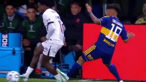 Milton Delgado fue amonestado por esta falta sobre Andrés Gómez.