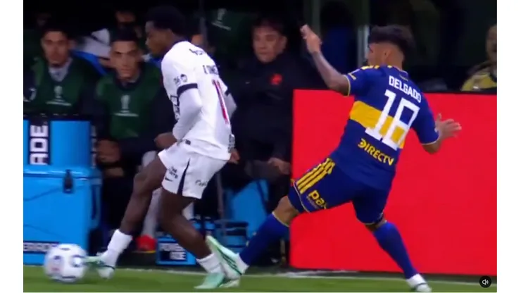 Milton Delgado fue amonestado por esta falta sobre Andrés Gómez.
