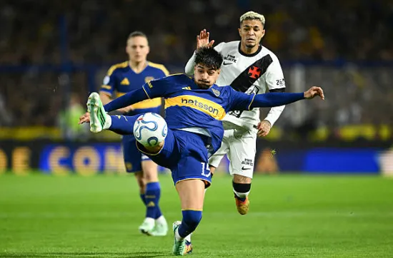 Williams Alarcón en acción ante Vasco da Gama en La Bombonera. (Getty Images).