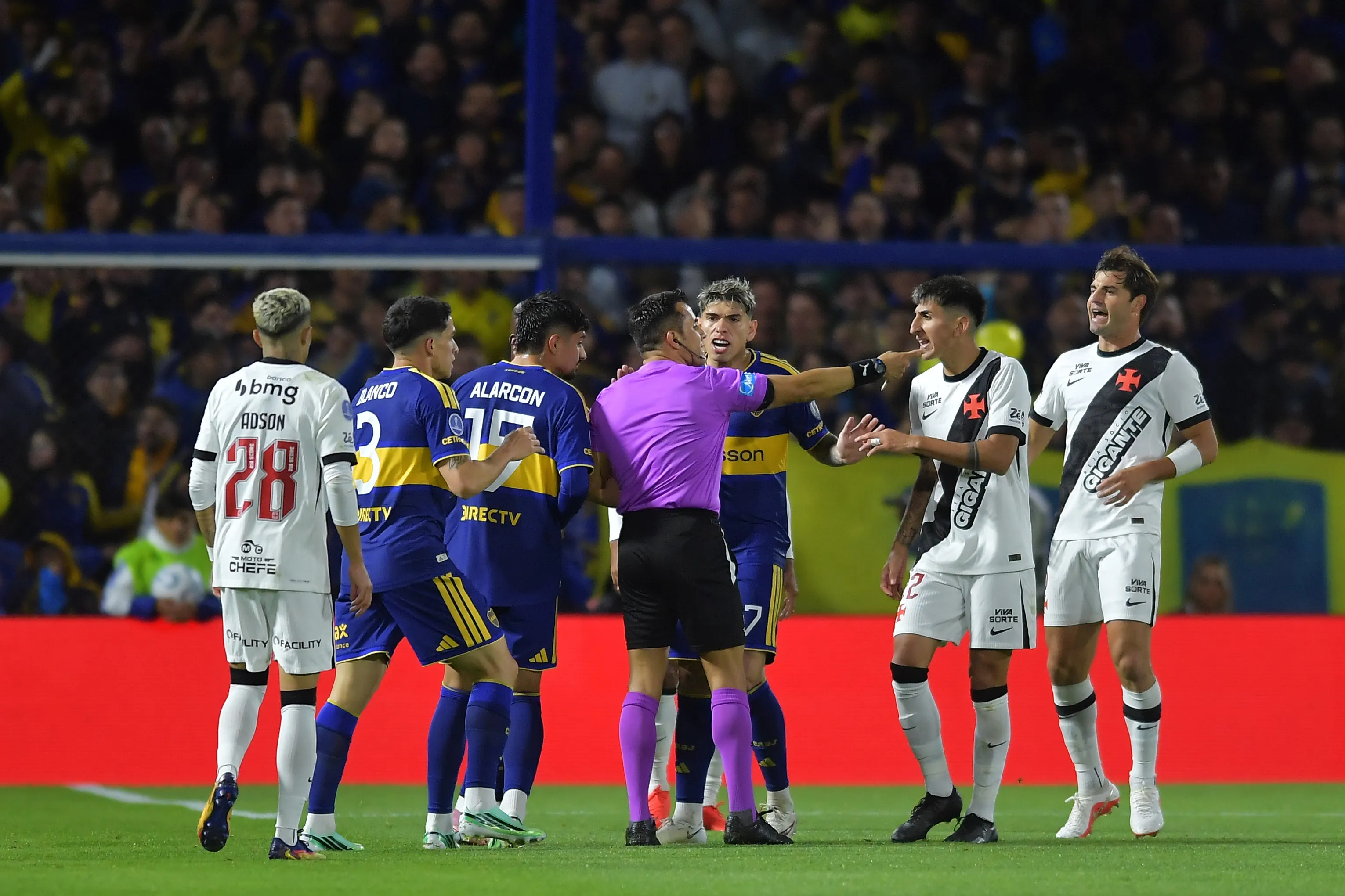 Williams Alarcón y Carlos Palacios le reclaman a Piero Maza en la ida ante Vasco da Gama. (Marcelo Endelli/Getty Images).