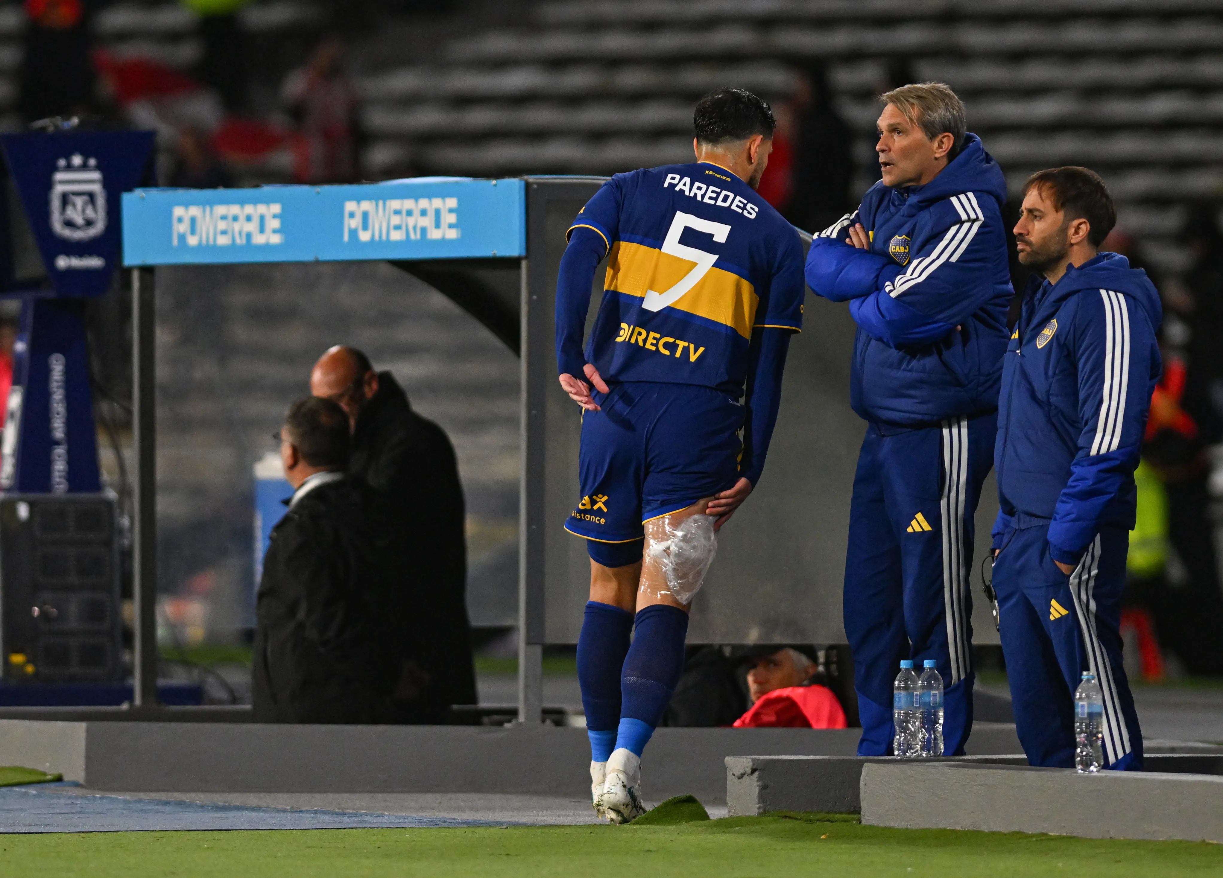 Leandro Paredes salió con un desgarro en el isquiotibial frente a Instituto de Córdoba el viernes pasado. (Hernán Cortez/Getty Images).
