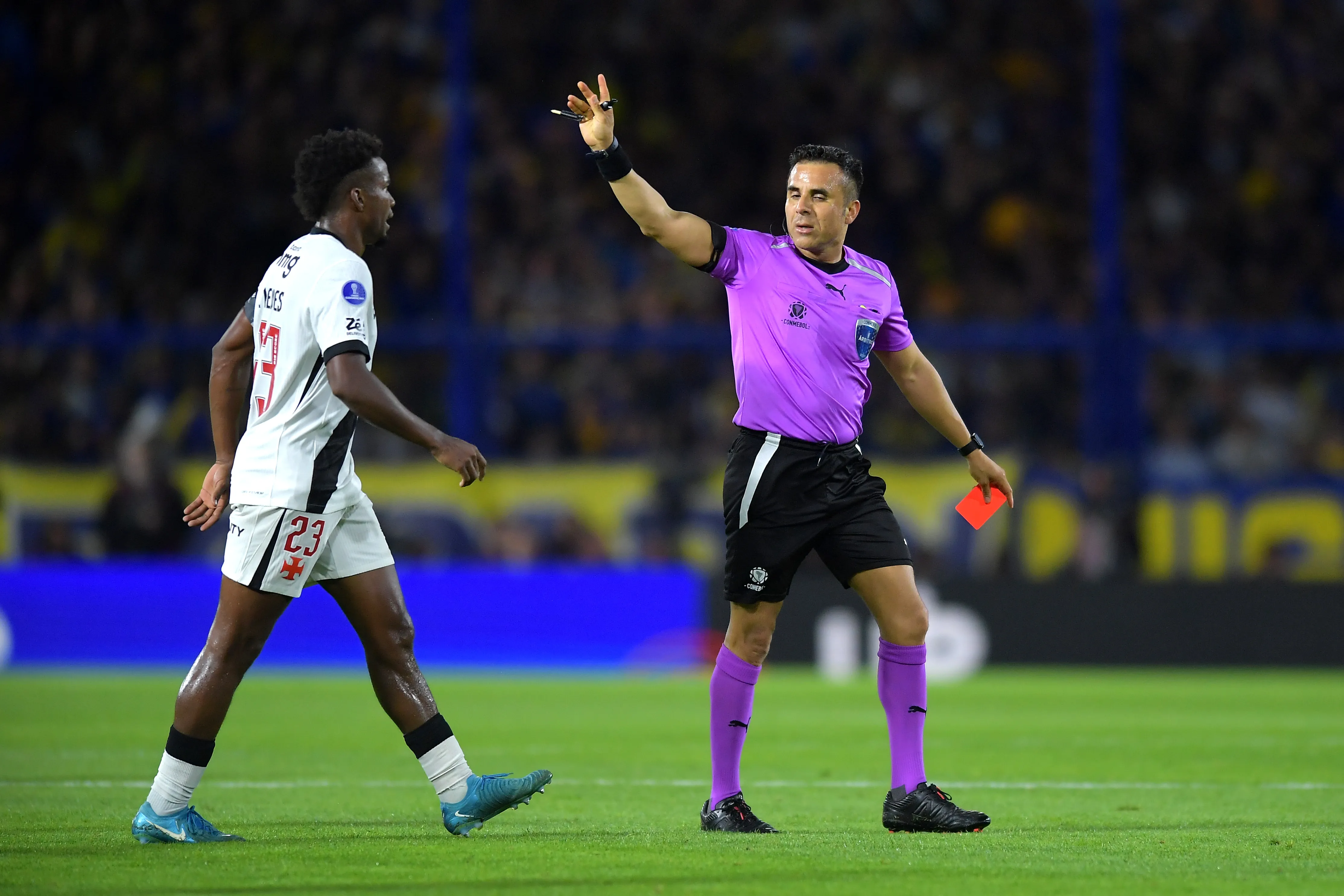 Piero Maza expulsó a Andrés Gómez con dos amarillas en menos de 15 segundos. (Marcelo Endelli/Getty Images).