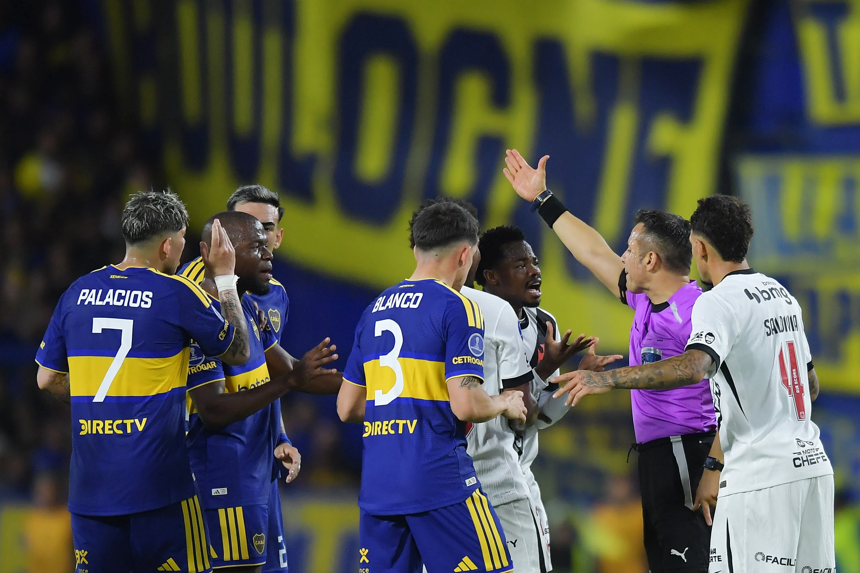 Piero Maza le marca el camino de salida a Andrés Gómez. (Marcelo Endelli/Getty Images).