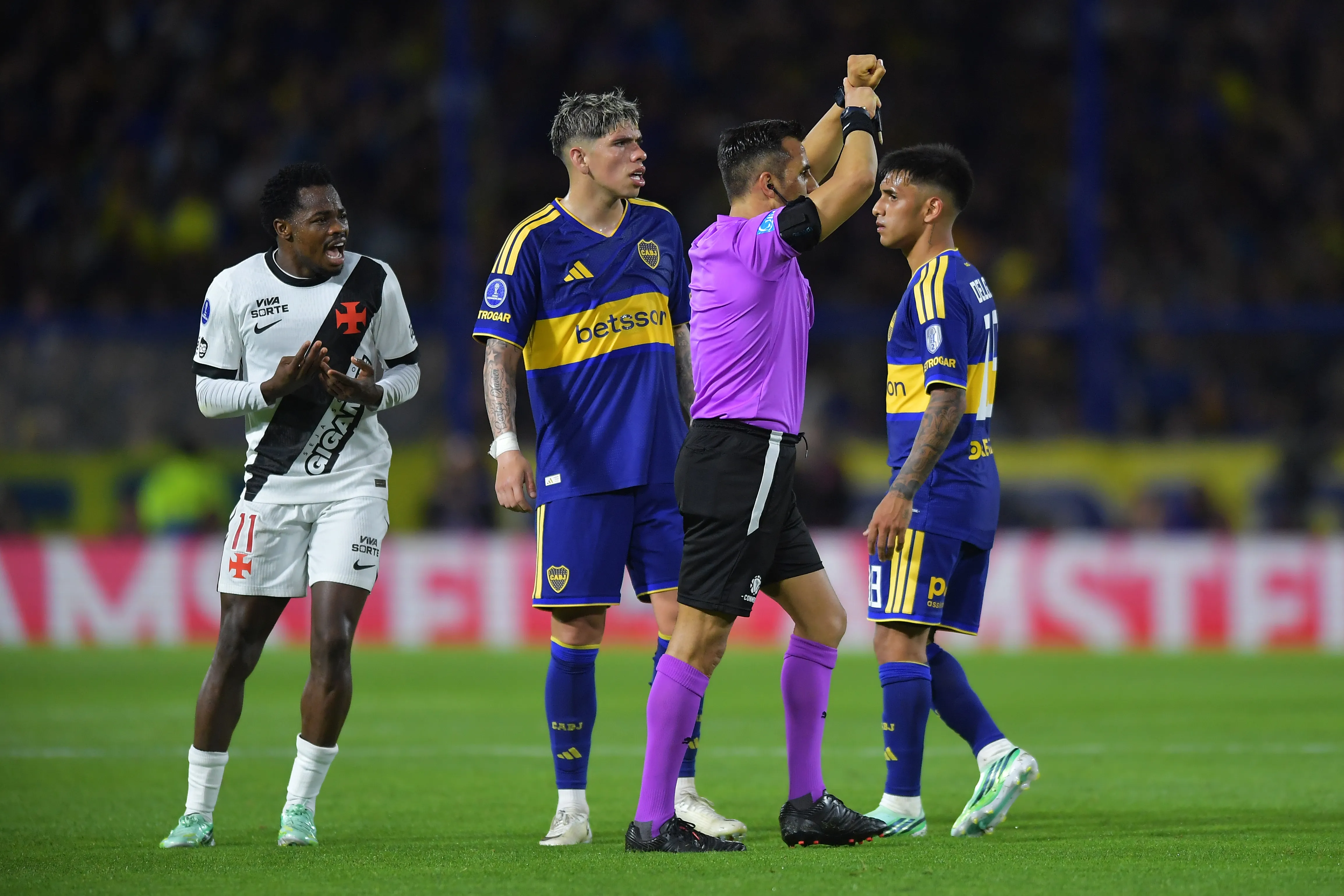 Piero Maza pide que tomen el tiempo perdido por la expulsión de Andrés Gómez. (Marcelo Endelli/Getty Images).