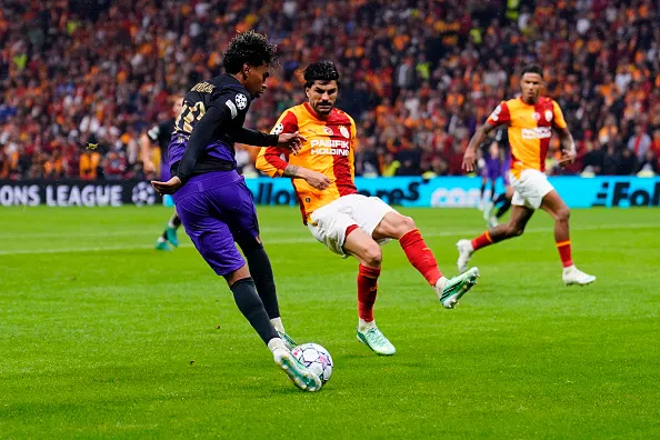 Lamine Yamal hizo una rabona que Mati Fernández inventó hace 20 años. (Yagiz Gurtug/PS Images/MB Media/Getty Images).