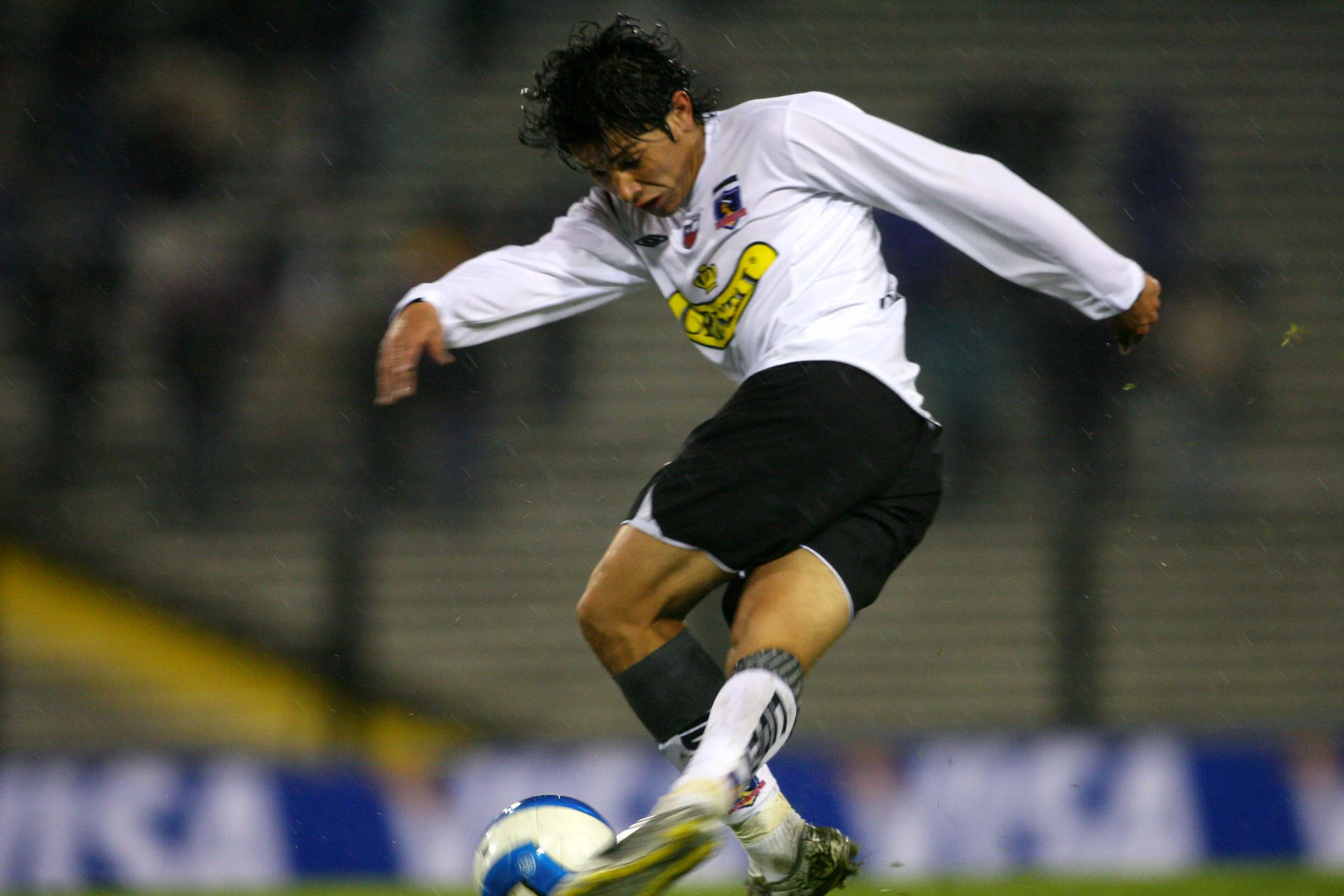 Matías Fernández y una de las tantas veces que usó la rabona en Colo Colo. (Andrés Piña | Photosport).