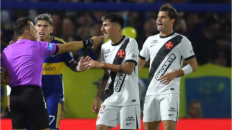El uruguayo Alan Lescano criticó la decisión de Piero Maza.