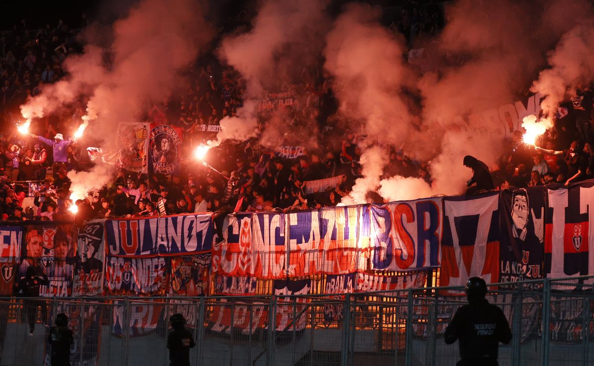 Tribunal de Disciplina castiga a los hinchas de U de Chile por los fuegos artificiales ante Everton