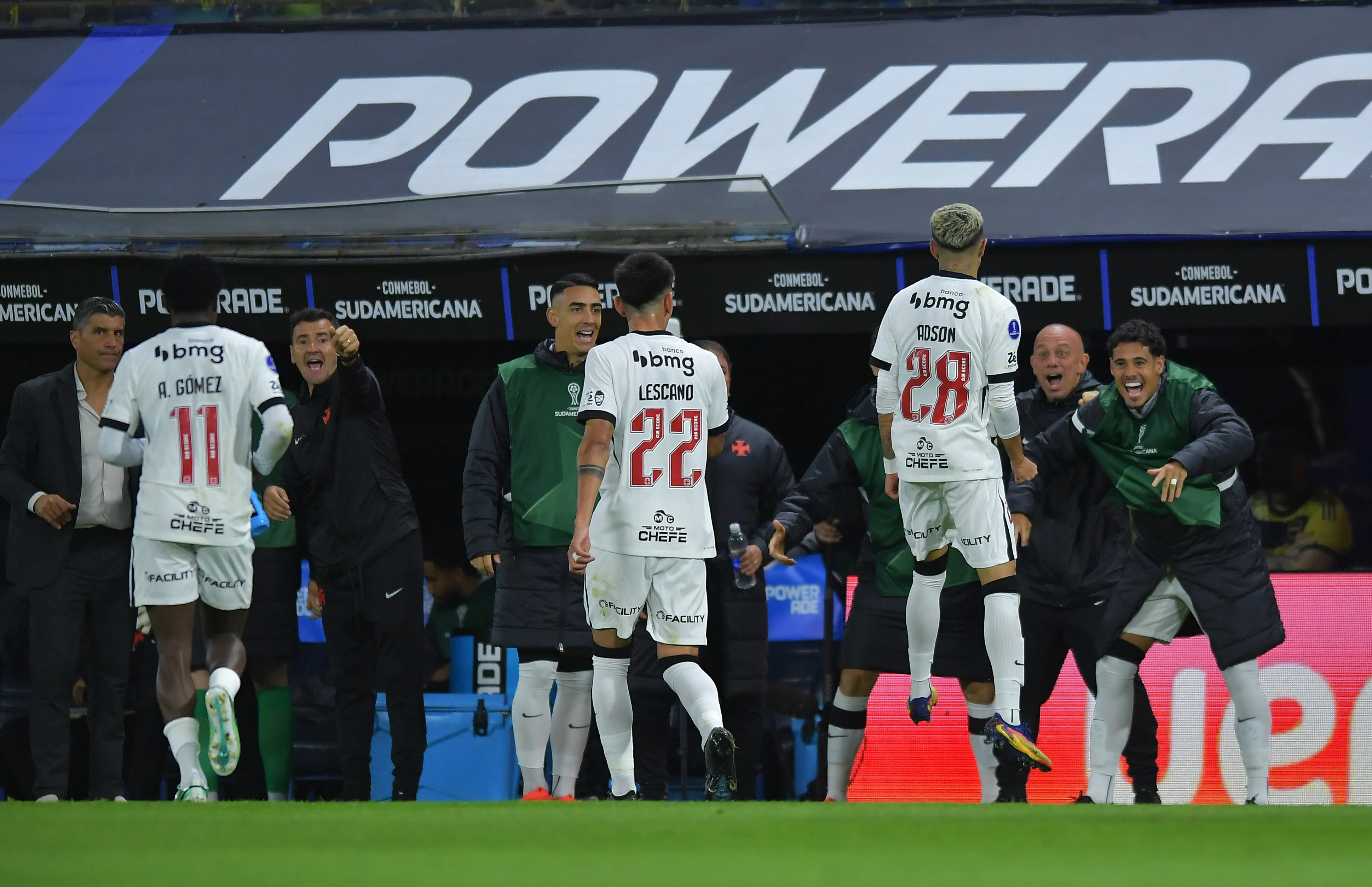 Alan Lescano y Adson festejan el 1-0 de Vasco ante Boca. (Marcelo Endelli/Getty Images).