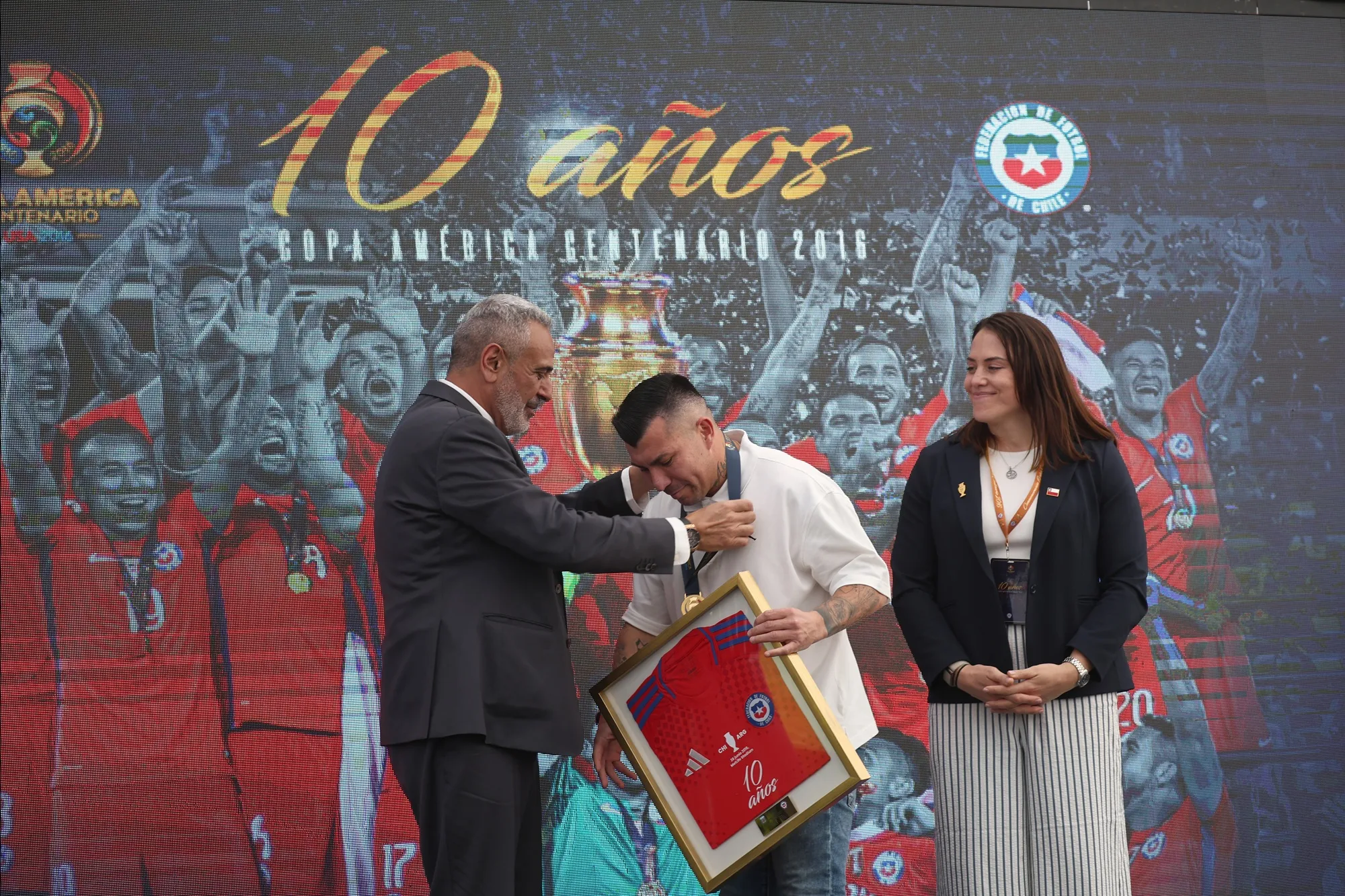 Pablo Milad junto a Gary Medel en la conmemoración de los 10 años de la Copa América que Chile ganó en 2016. (Dragomir Yankovic/Photosport).