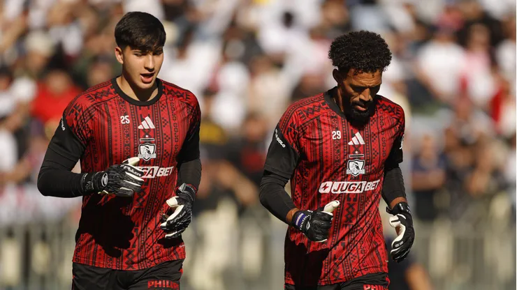 Gabriel Maureira y Vozinha luchan por los guantes de Colo Colo.