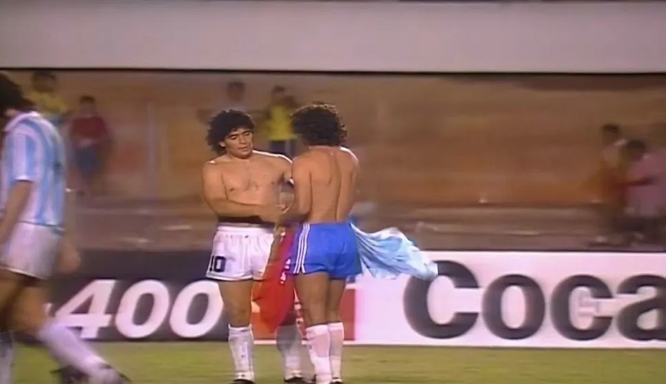 Maradona y Puebla en un momento que marcó la historia del fútbol chileno.