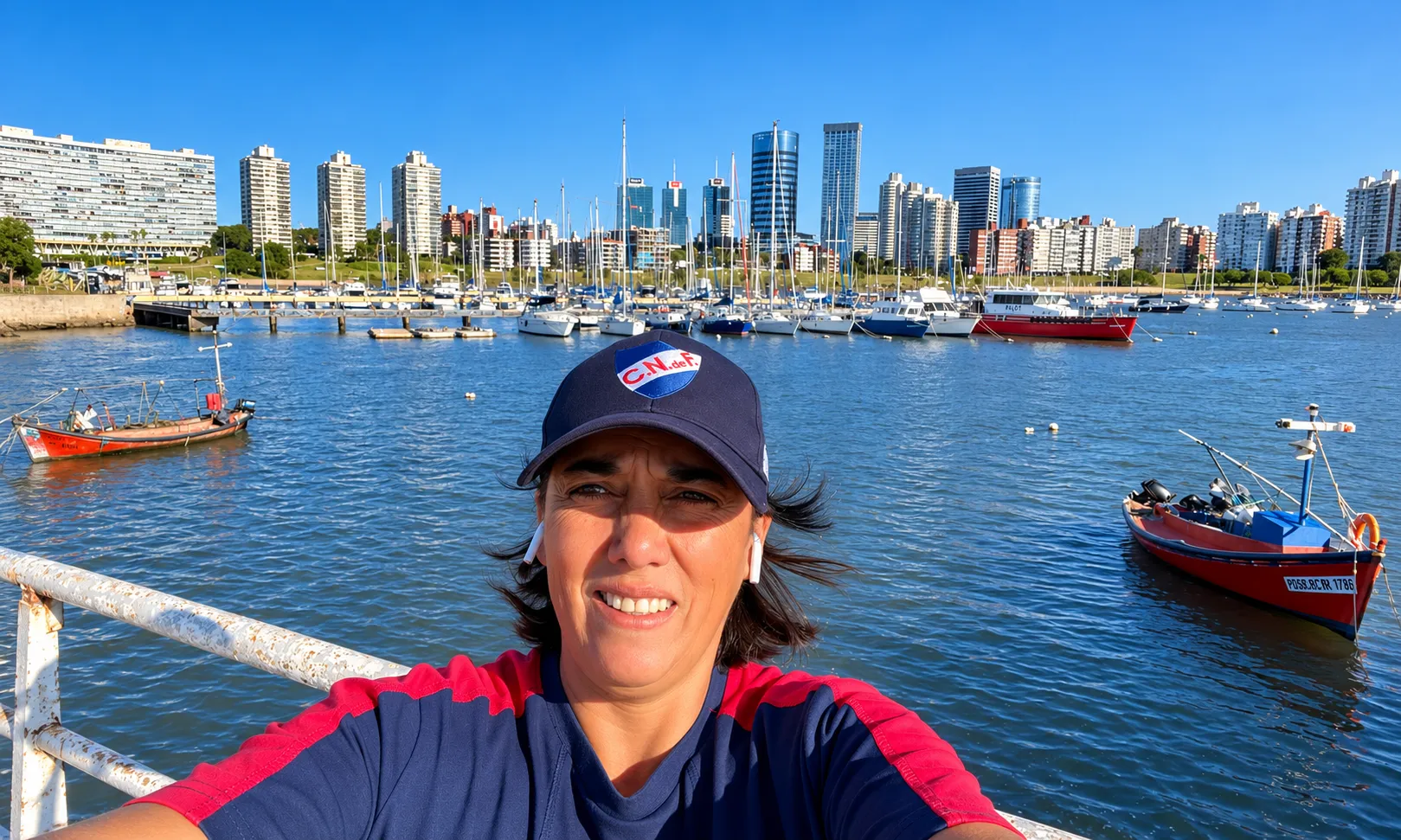 Paula Navarro y otra imagen de su paso por Montevideo, donde dirigió con éxito a Nacional. (Foto: cedida retocada con ChatGPT).