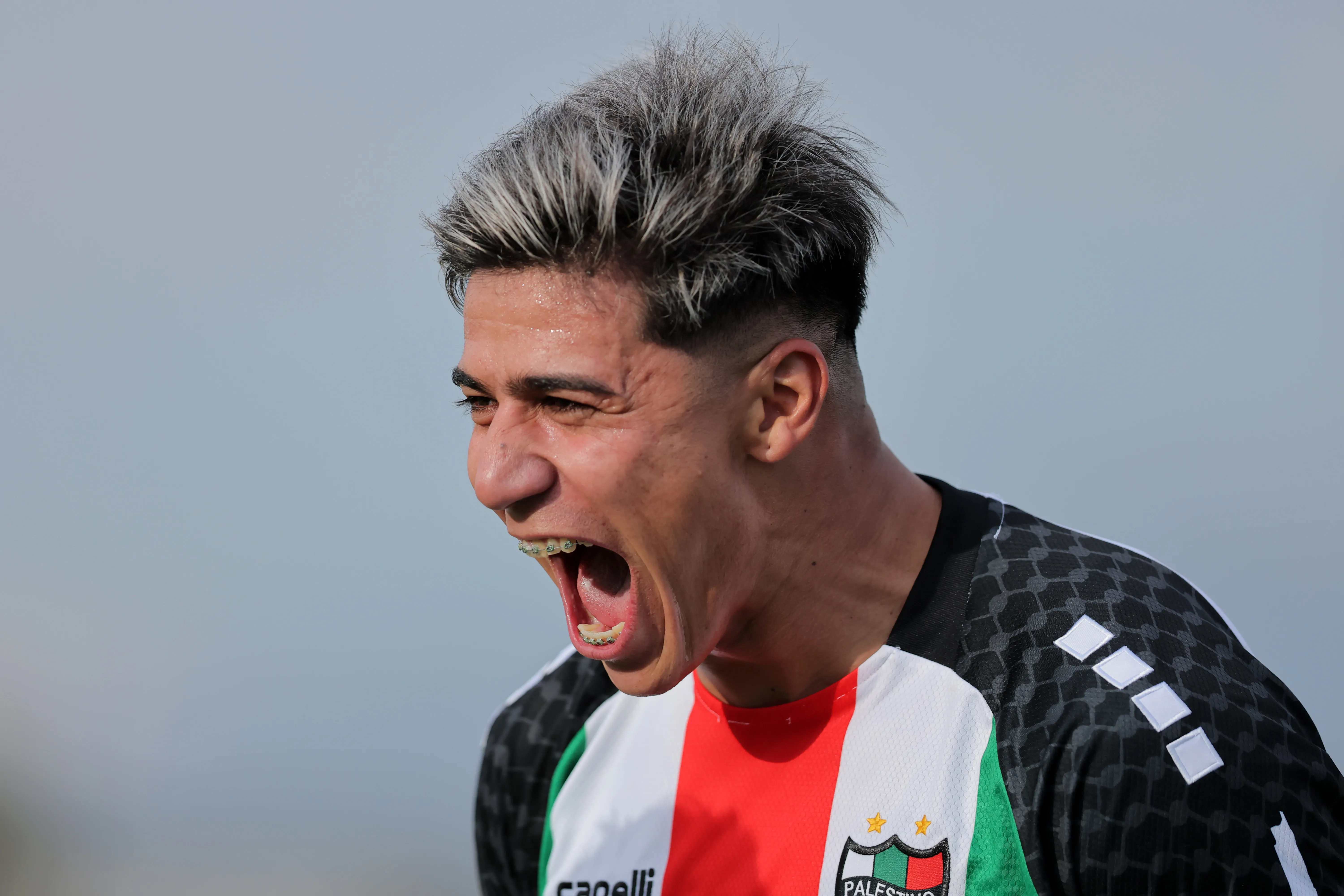 Junior Marabel celebra uno de los goles que anotó en Palestino. (Javier Torres/Photosport).