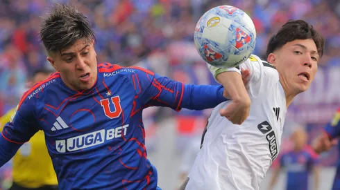 Marcelo Morales lucha un balón con Leandro Hernández. Ambos se ganaron un llamado a la selección chilena por su nivel en 2026.
