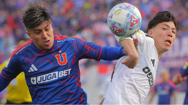 Marcelo Morales lucha un balón con Leandro Hernández. Ambos se ganaron un llamado a la selección chilena por su nivel en 2026.