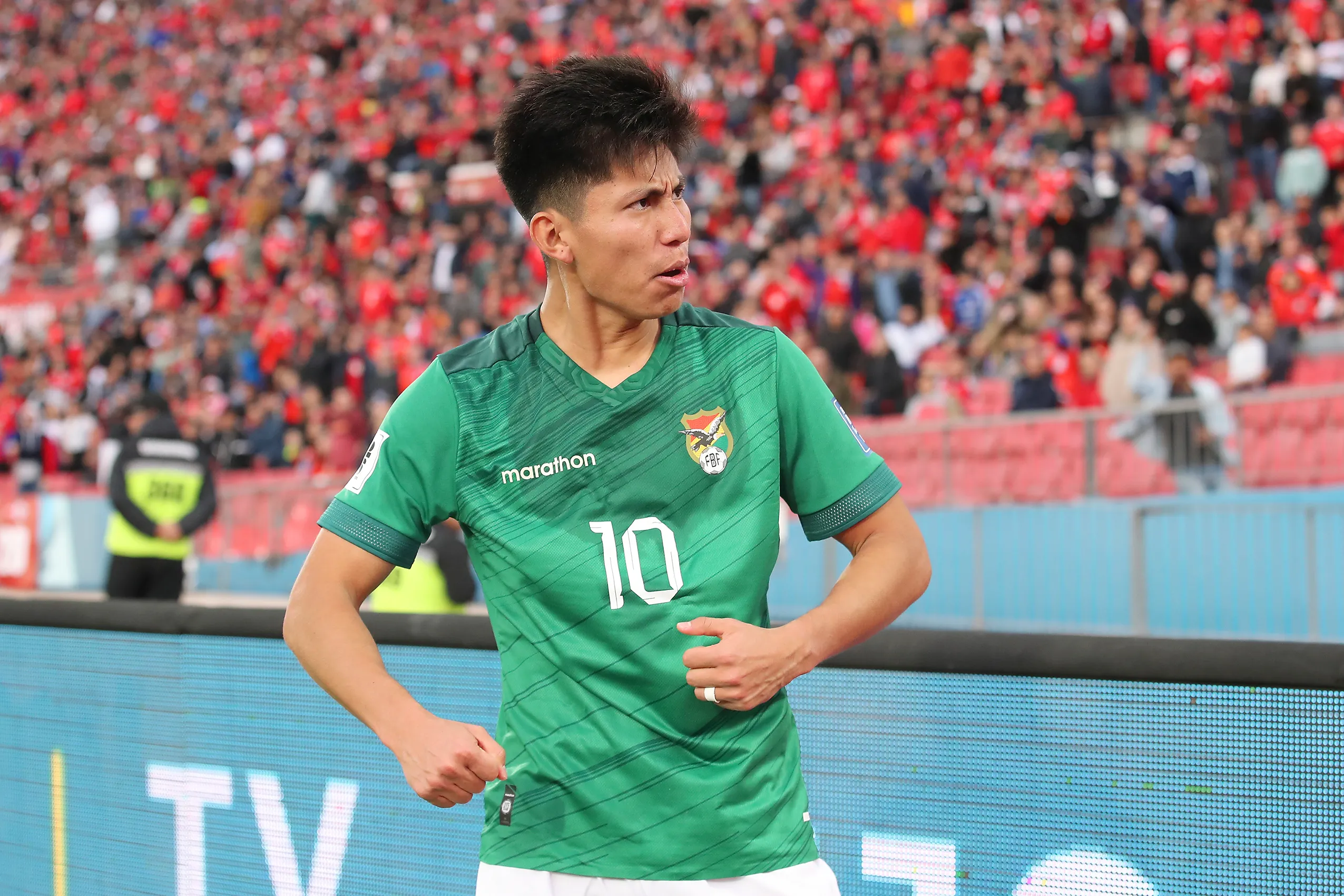 Miguel Terceros festeja su gol ante Chile en aquella histórica victoria de Bolivia en el Estadio Nacional ante el equipo dirigido por Ricardo Gareca. (Pepe Alvújar/Photosport).