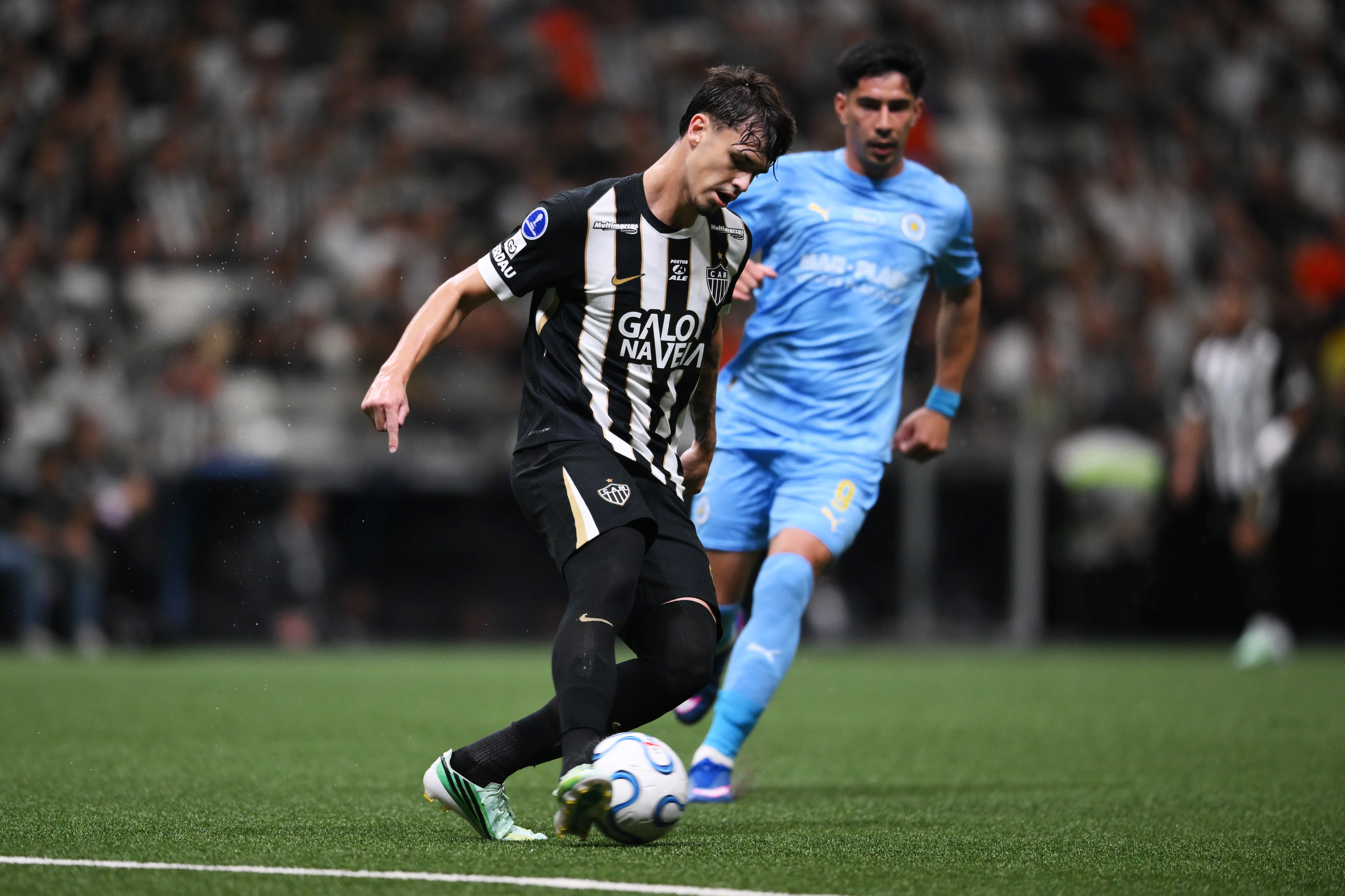 Salomón Rodríguez mira a Vitao, defensor de Atlético Mineiro. (Pedro Vilela/Getty Images).