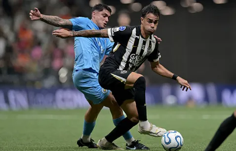 Gonzalo Montes en acción ante José Taran de Atlético Mineiro. (Getty Images).