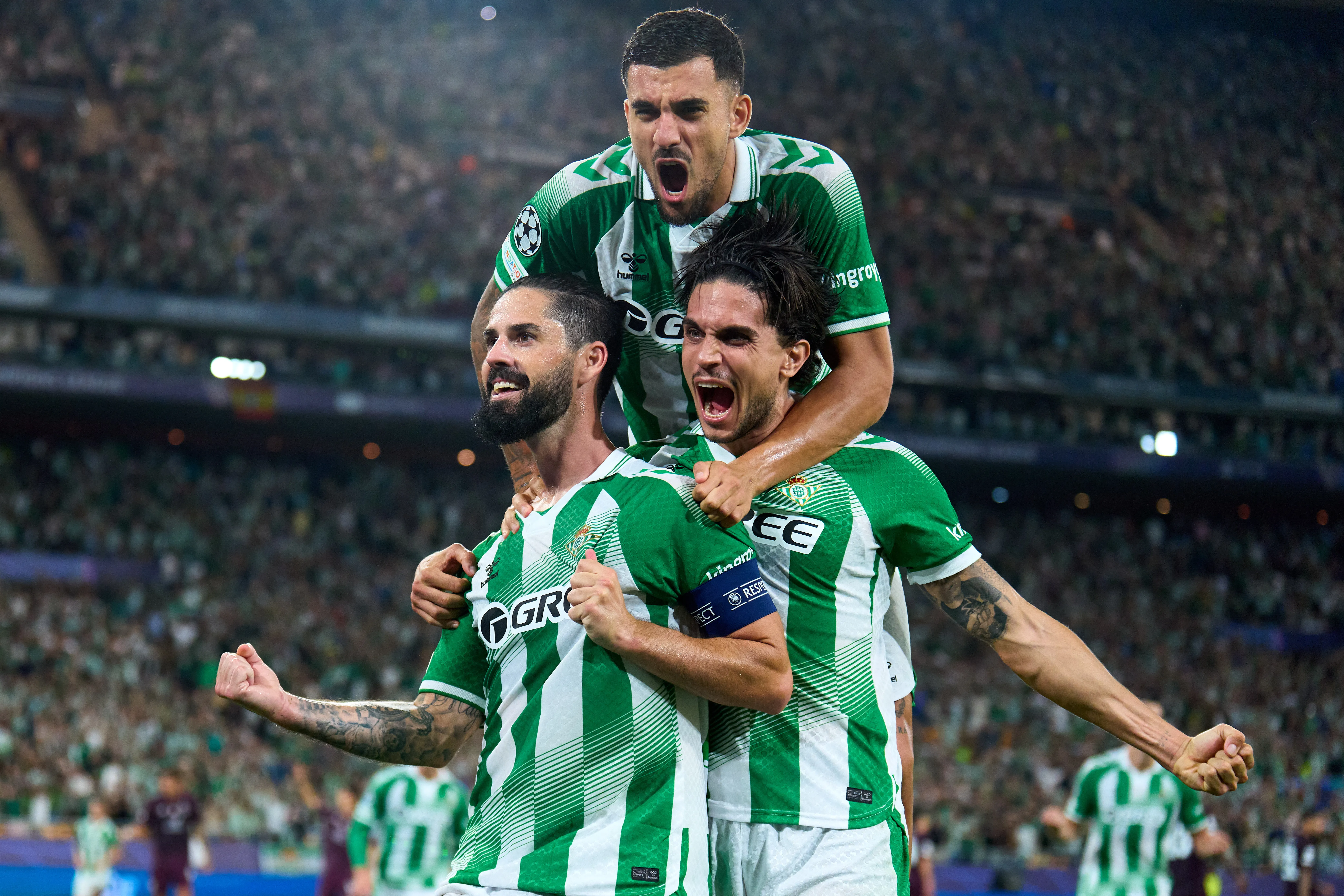 Isco, Marc Bartra y Dani Ceballos festejan el gol del triunfo bético ante el Porto. (Angel Martinez/Getty Images).