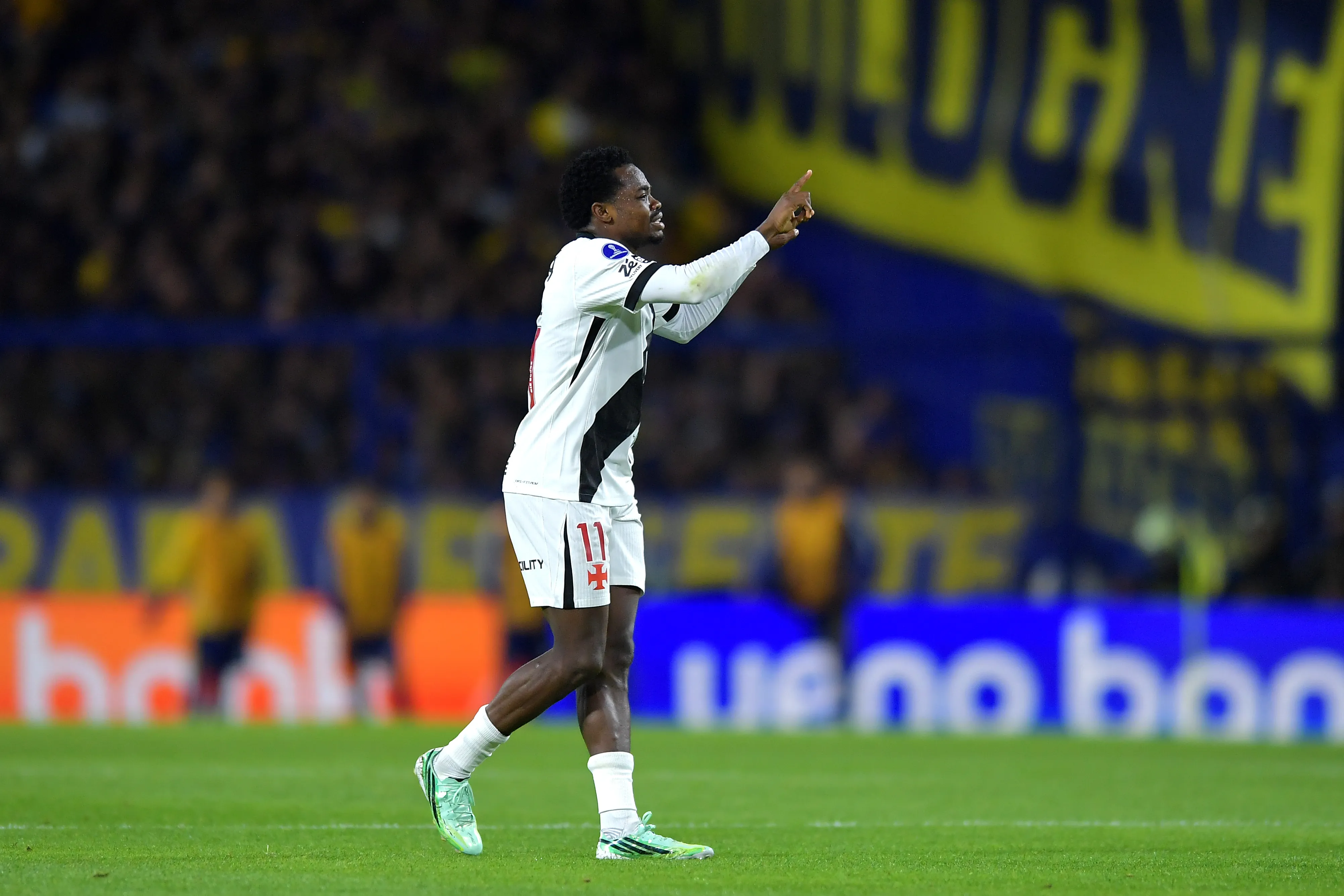 Andrés Gómez pide infructuosamente la intervención del VAR. (Marcelo Endelli/Getty Images).