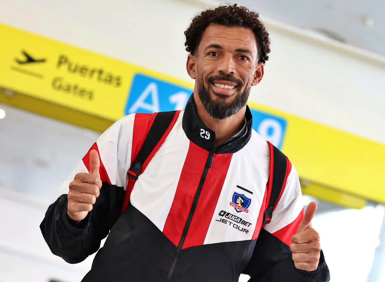 Vozinha firmó con Adidas justo cuando se habla de su posible adiós del Cacique. | Foto: Colo Colo.