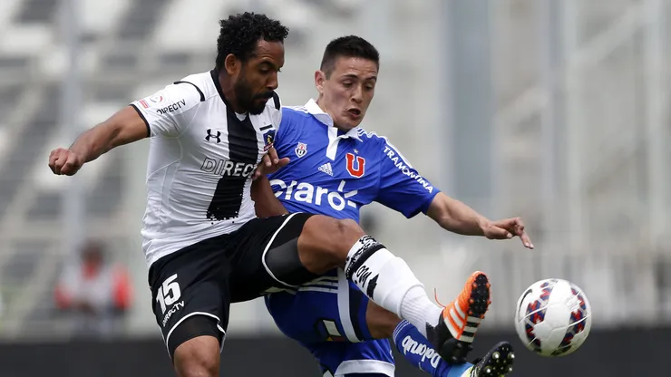 Matías Rodríguez lucha un balón con Jean Beausejour en un Superclásico de 2015.
