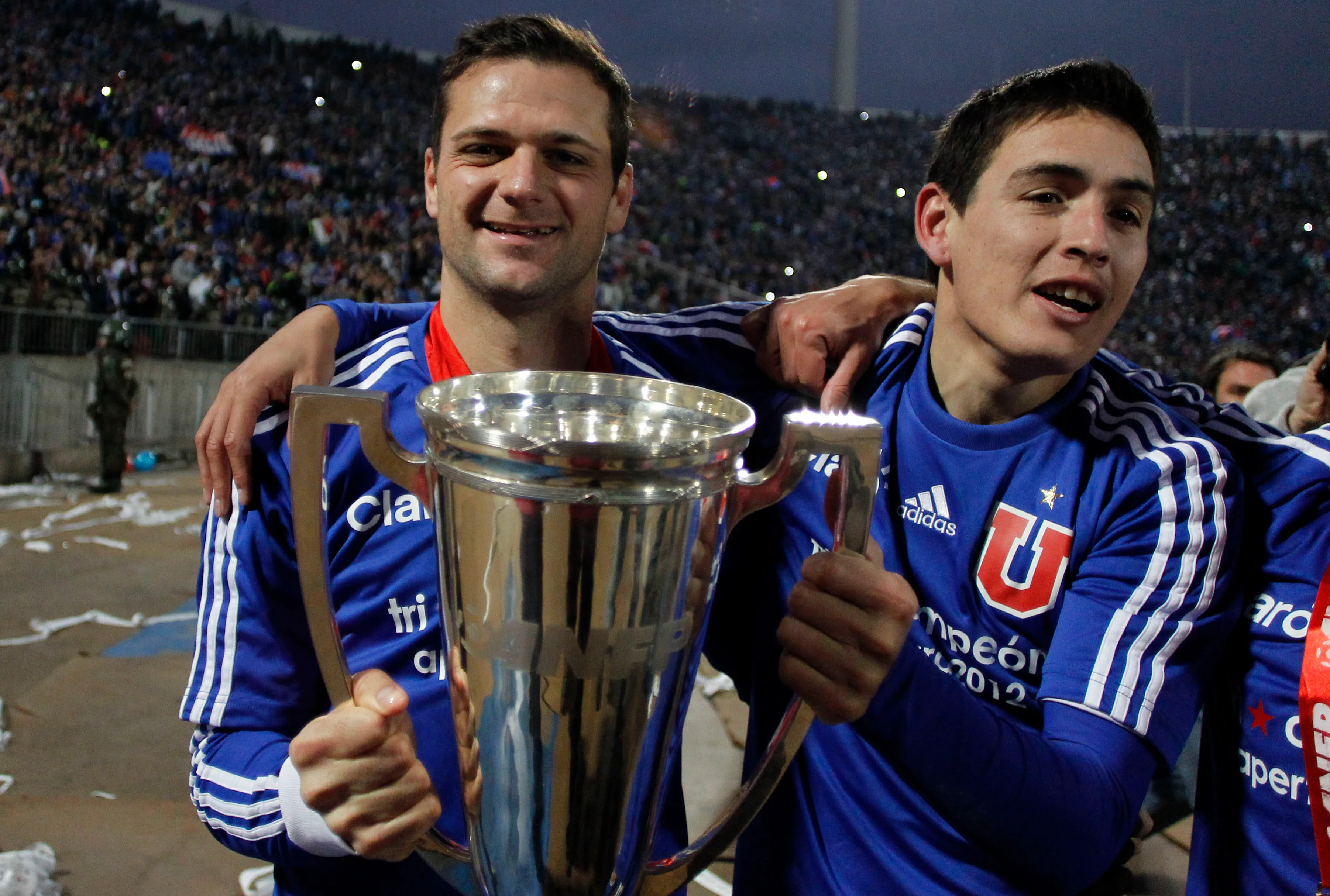 Guillermo Marino celebra junto a Matías Rodríguez el título azul ante O’Higgins en 2012. Fue el tricampeonato de la U de Sampaoli en el fútbol chileno. (Andrés Piña | Photosport).