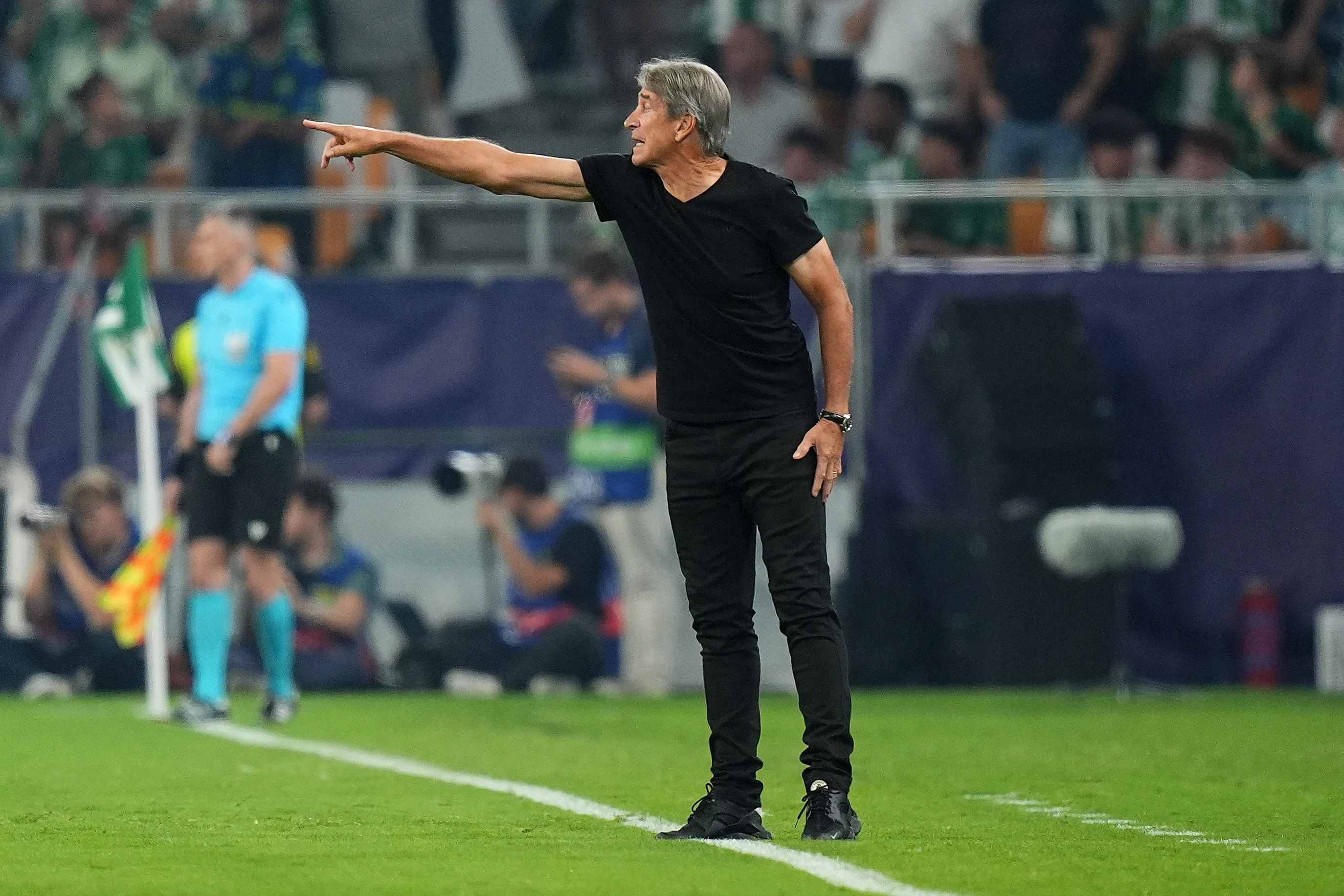 Manuel Pellegrini da indicaciones en el triunfo del Betis vs Porto. (Ángel Martinez/Getty Images).