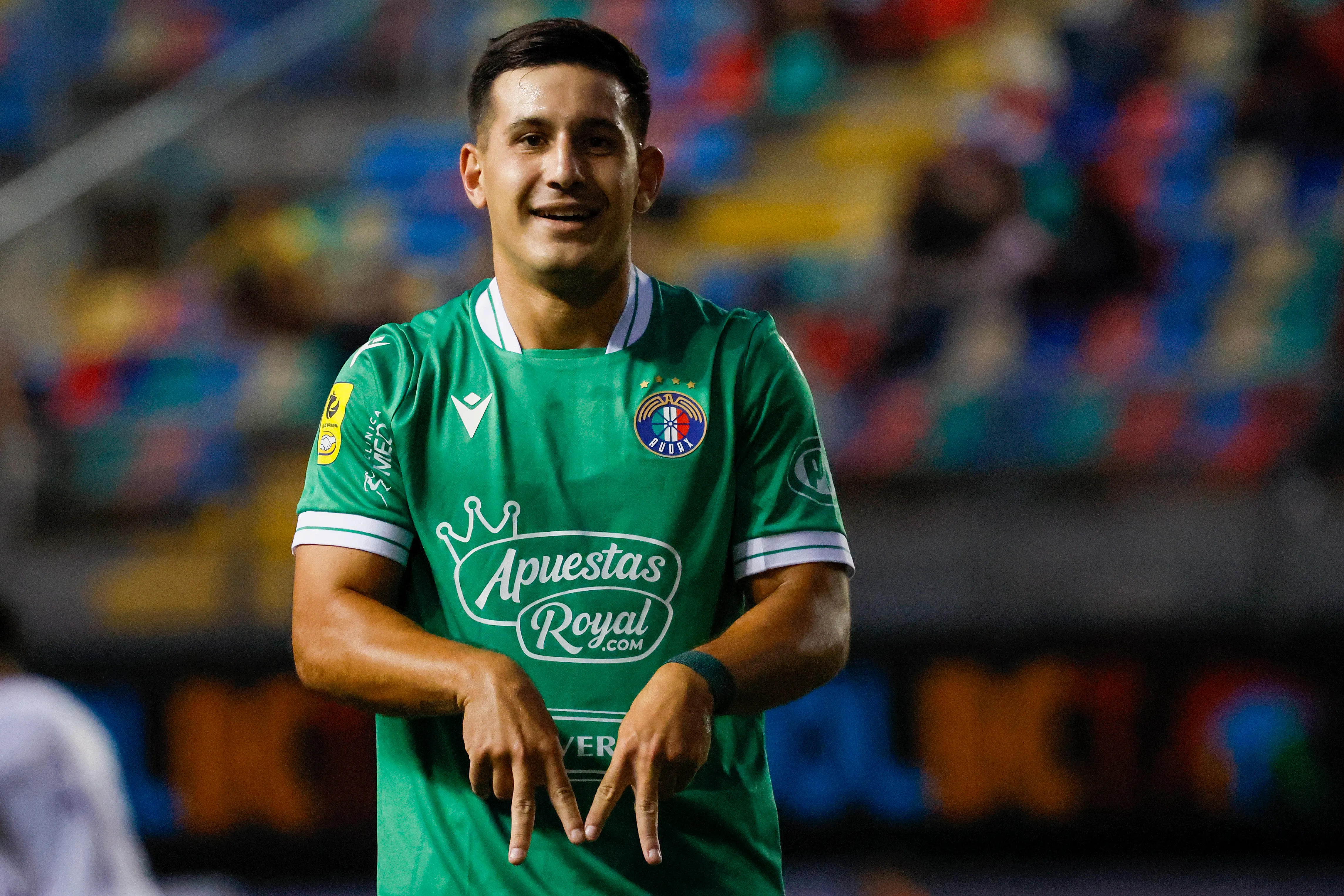 Giovani Chiaverano celebra uno de los ocho goles que anotó esta campaña. (Andrés Piña/Photosport).